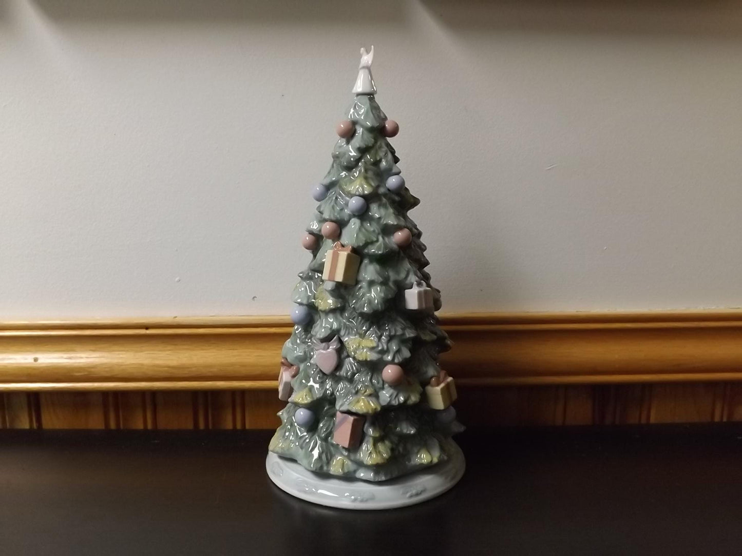 Vintage Lladro "Christmas is Here" Figurine #6670 (2000) with Box. Damaged wing.