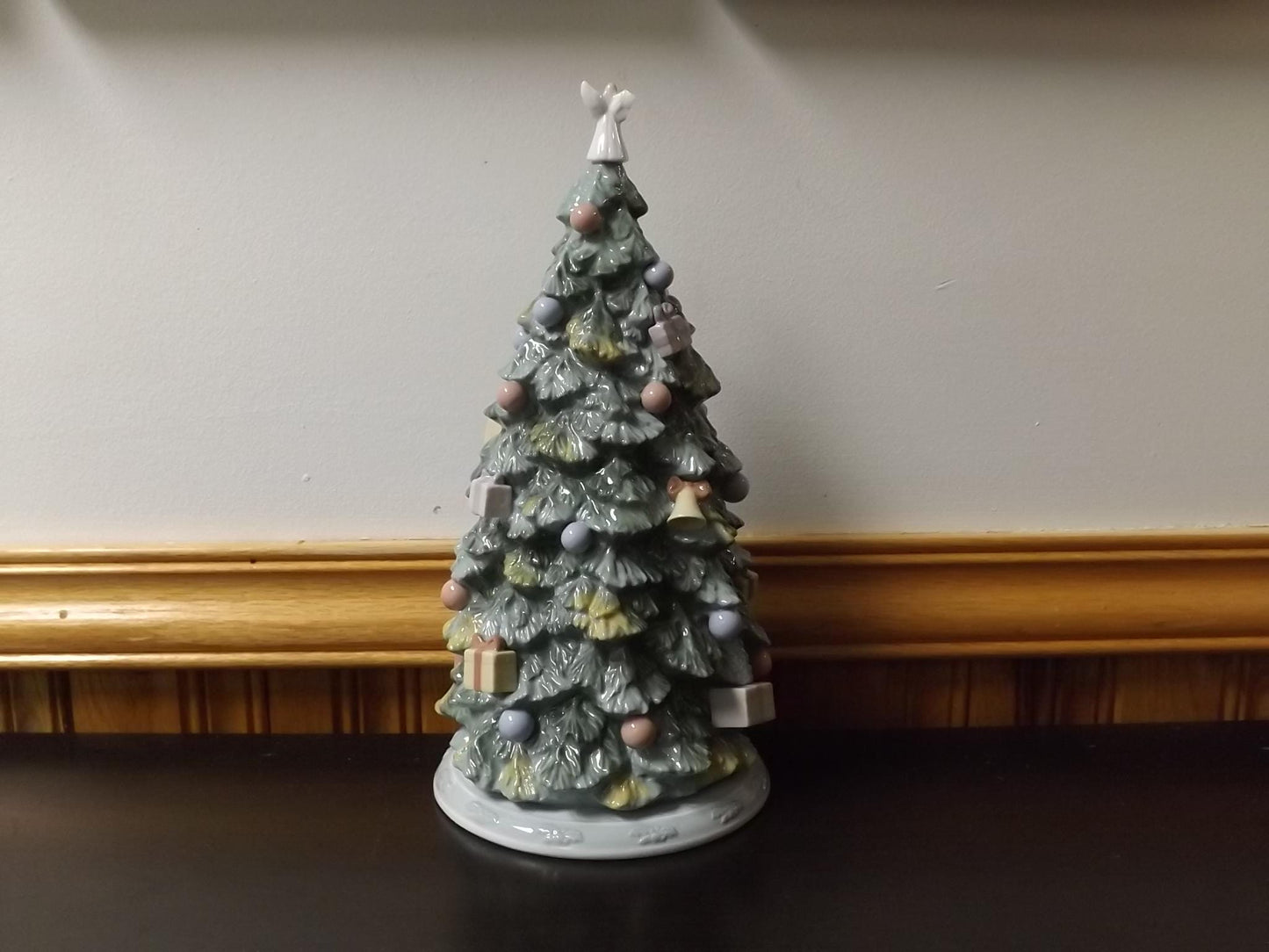 Vintage Lladro "Christmas is Here" Figurine #6670 (2000) with Box. Damaged wing.