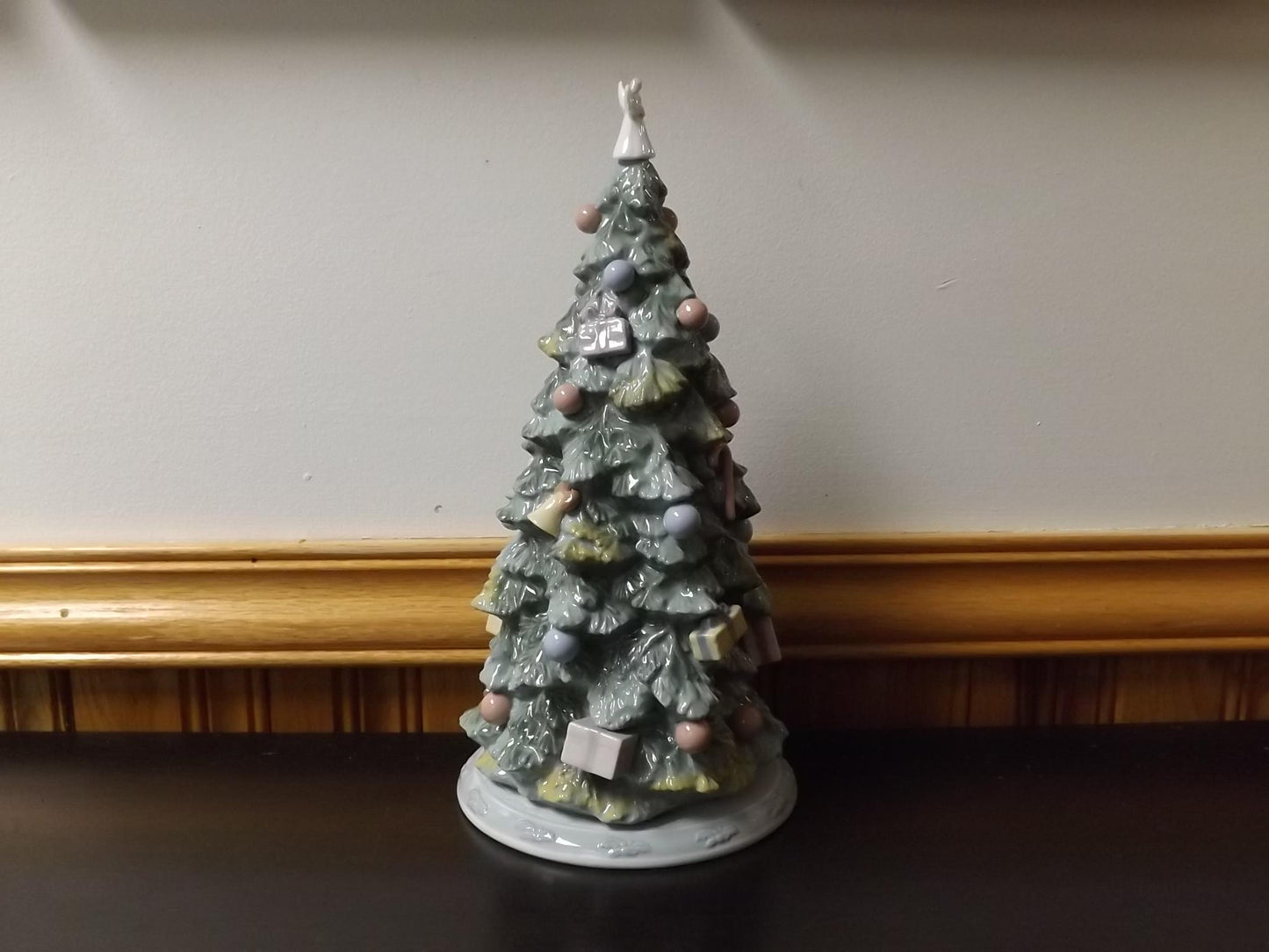 Vintage Lladro "Christmas is Here" Figurine #6670 (2000) with Box. Damaged wing.