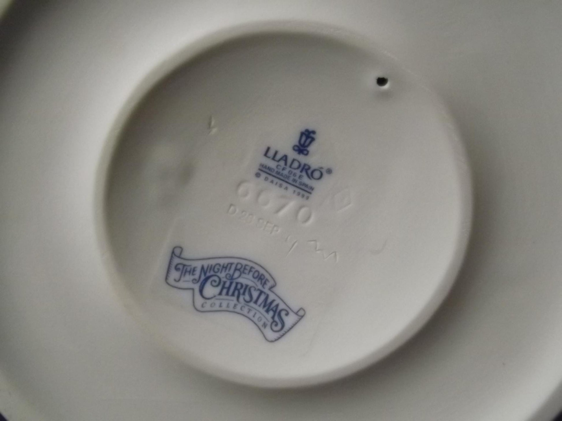 Vintage Lladro "Christmas is Here" Figurine #6670 (2000) with Box. Damaged wing.