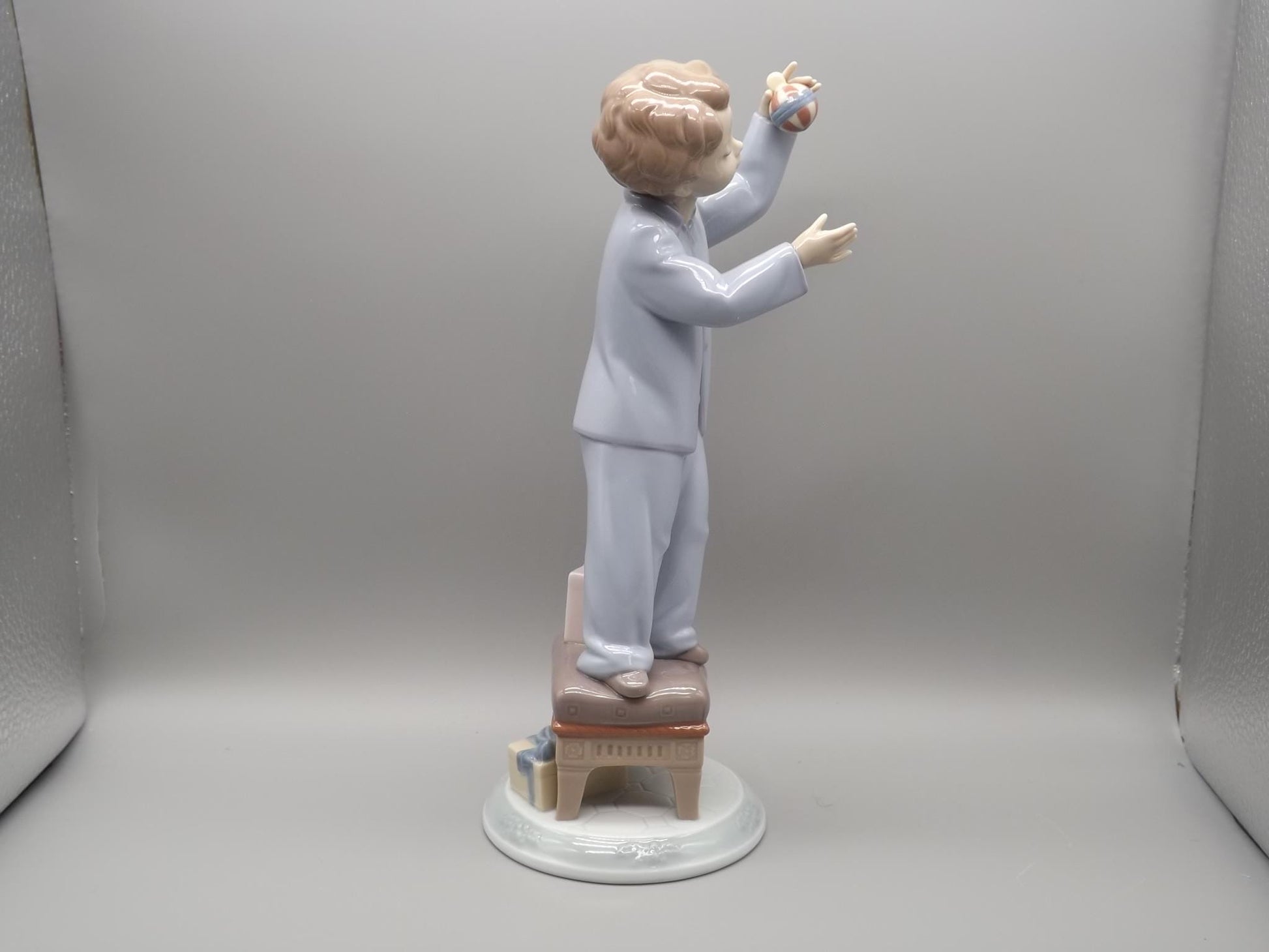 Vintage Lladro "I Love Christmas" Figurine #6672 (2000) with Box.