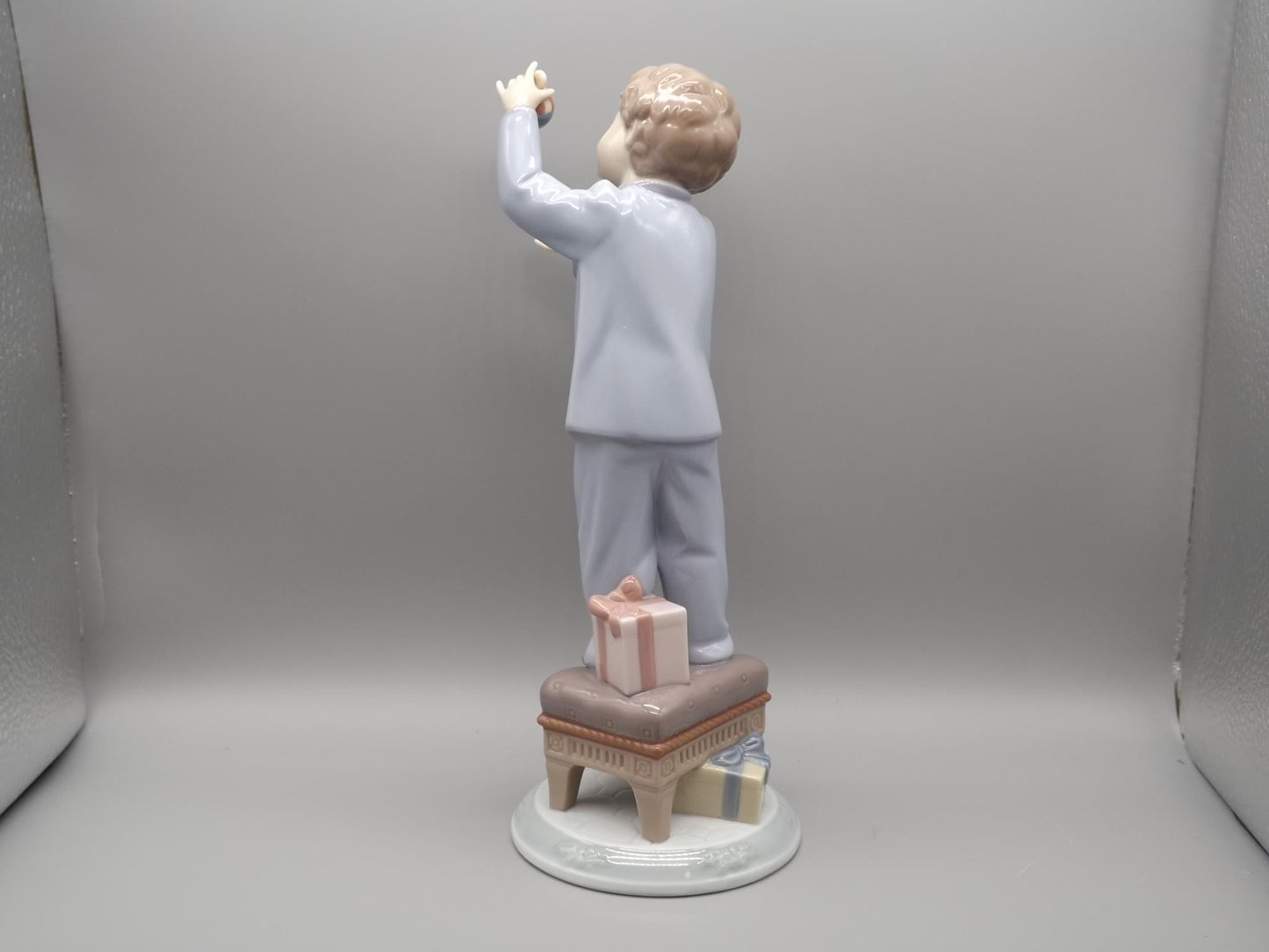 Vintage Lladro "I Love Christmas" Figurine #6672 (2000) with Box.