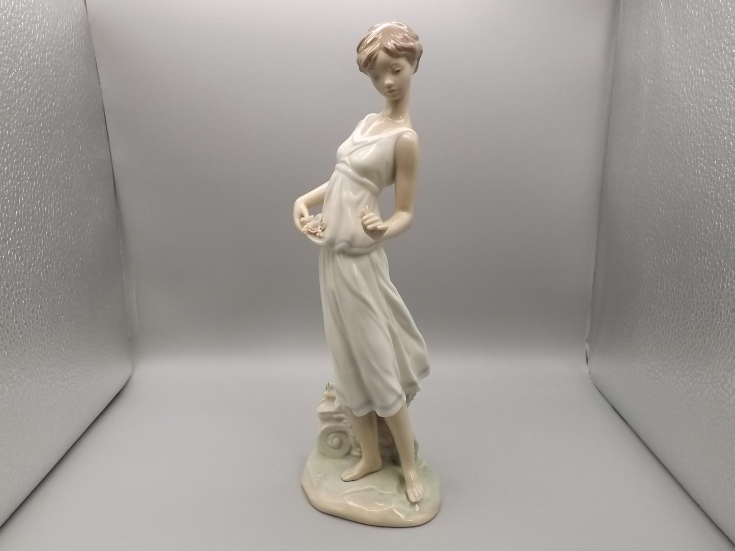 Vintage Lladro "Flowers for a Goddess" Figurine #7709 - Lady with Flowers, Original Box