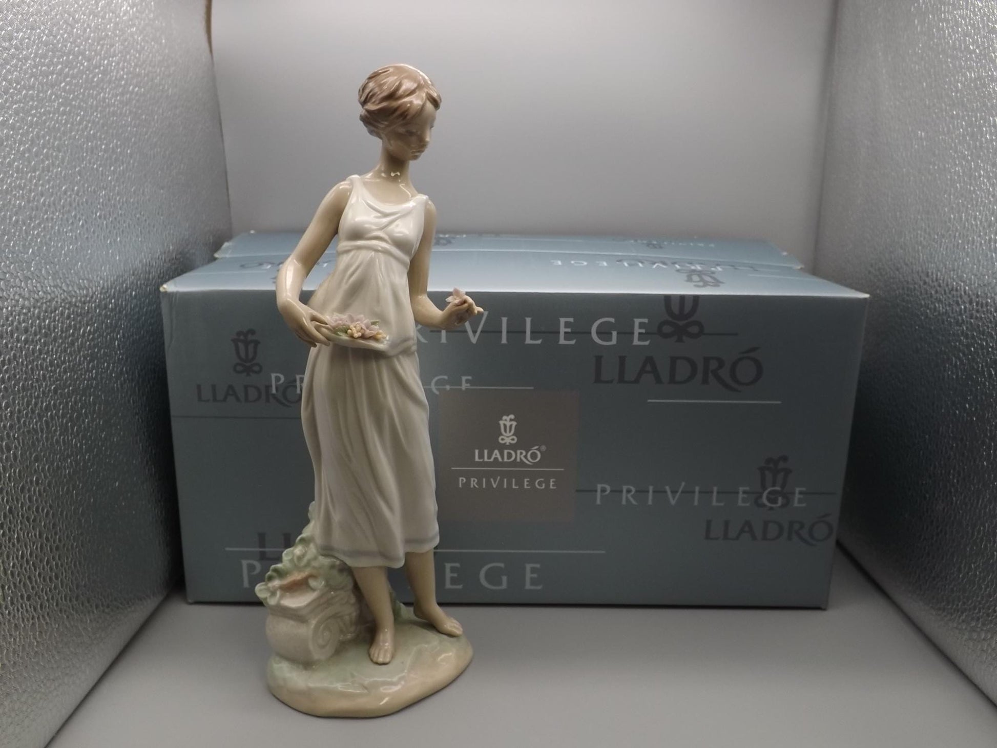 Vintage Lladro "Flowers for a Goddess" Figurine #7709 - Lady with Flowers, Original Box
