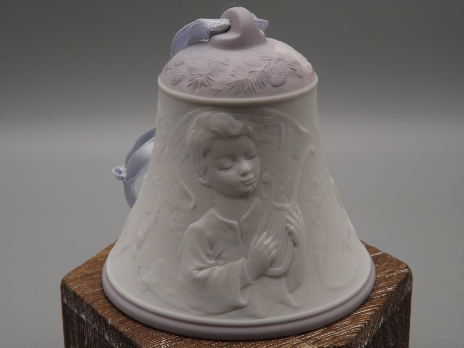 Vintage 1999 Lladro Christmas ornament bell Figurine #16636 (1999) with Box.