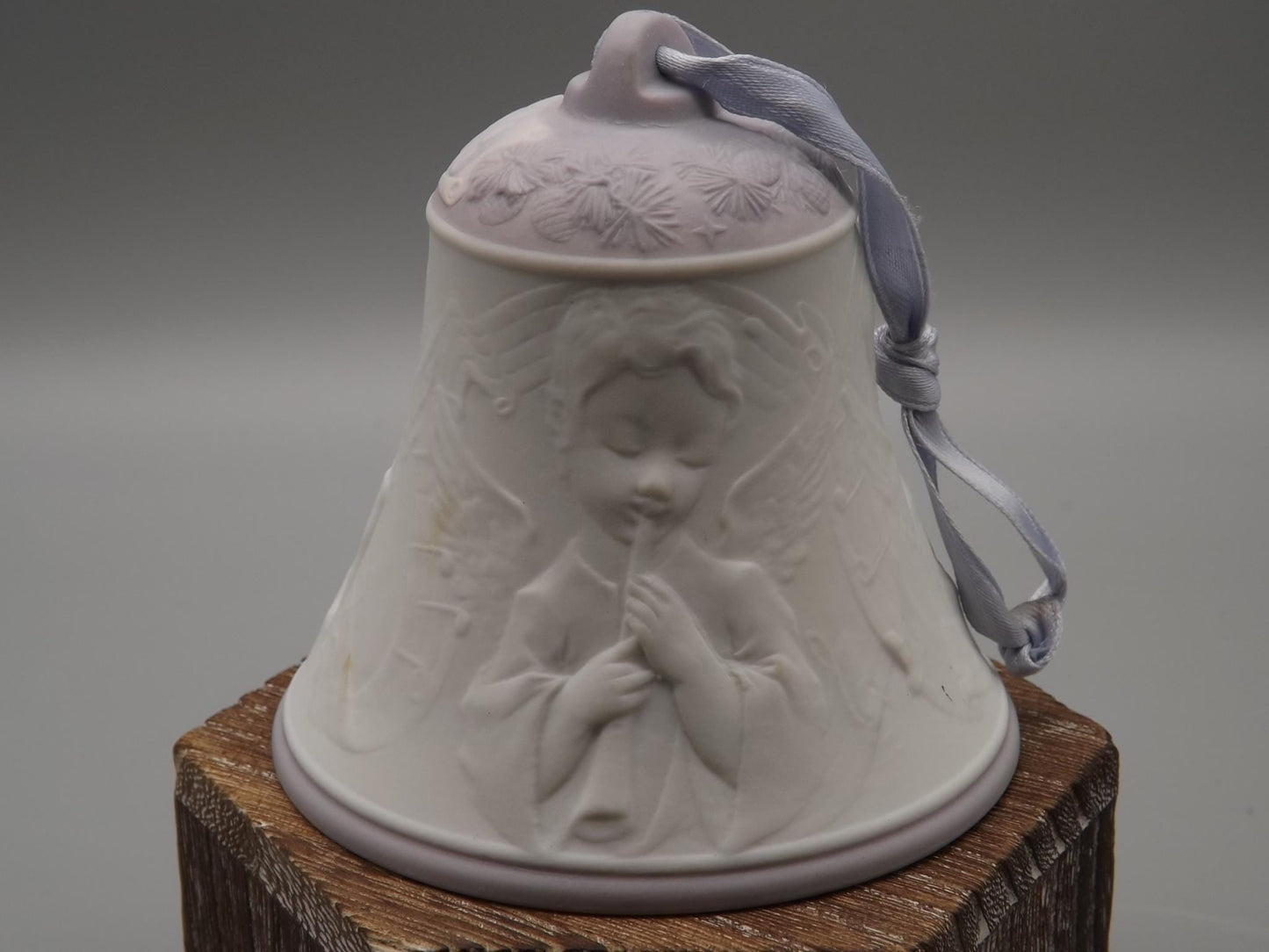 Vintage 1999 Lladro Christmas ornament bell Figurine #16636 (1999) with Box.