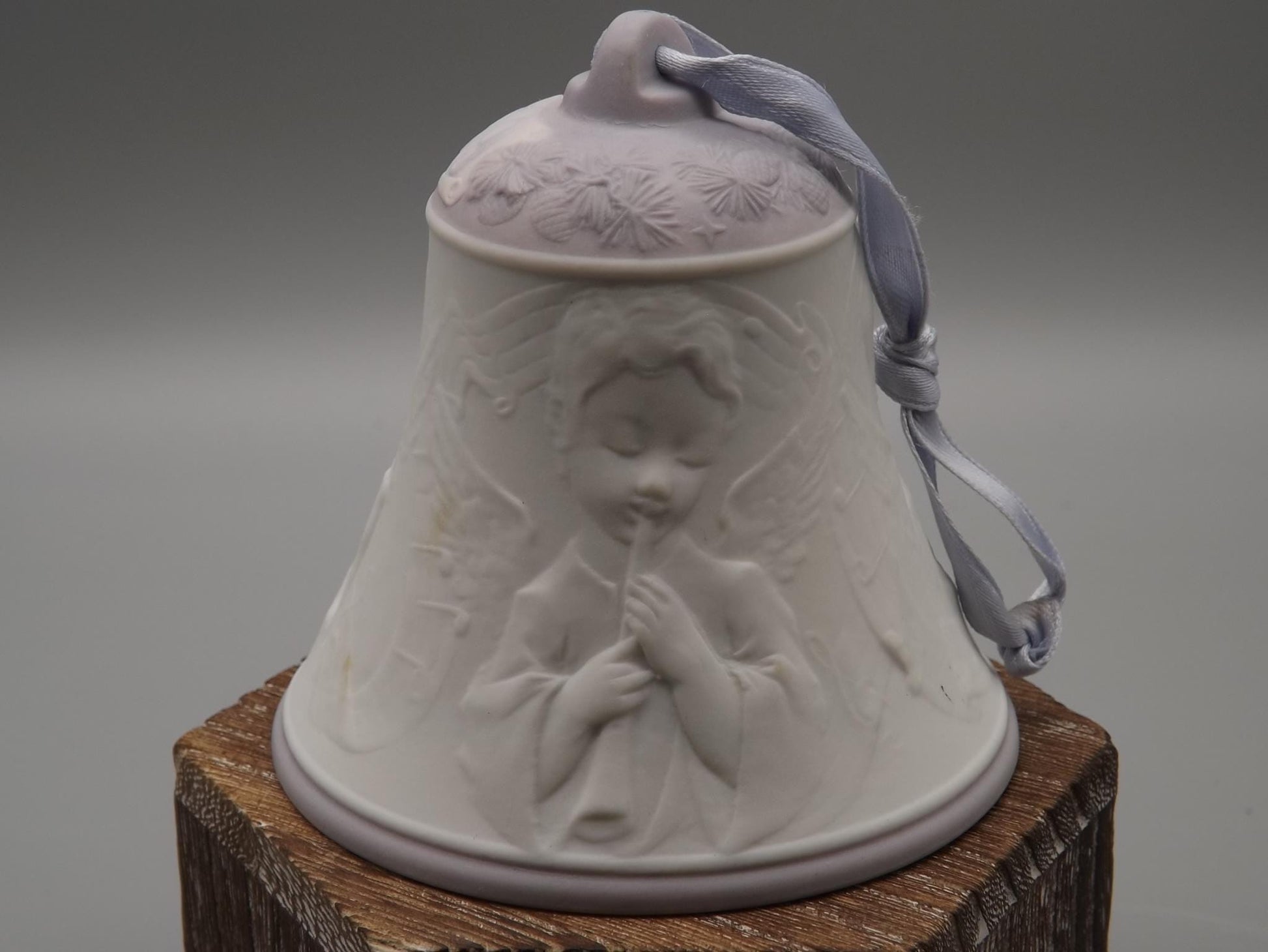 Vintage 1999 Lladro Christmas ornament bell Figurine #16636 (1999) with Box.