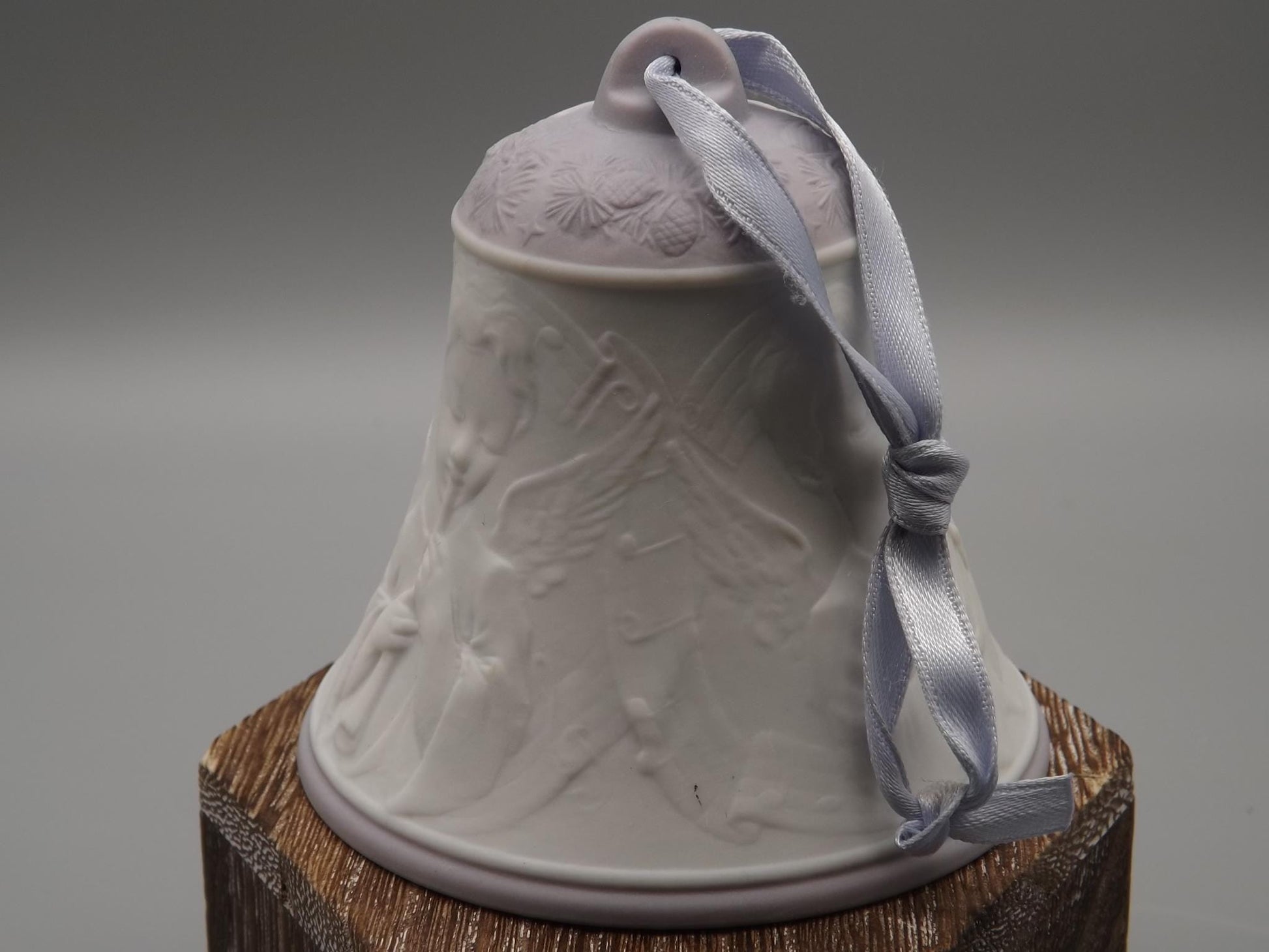 Vintage 1999 Lladro Christmas ornament bell Figurine #16636 (1999) with Box.