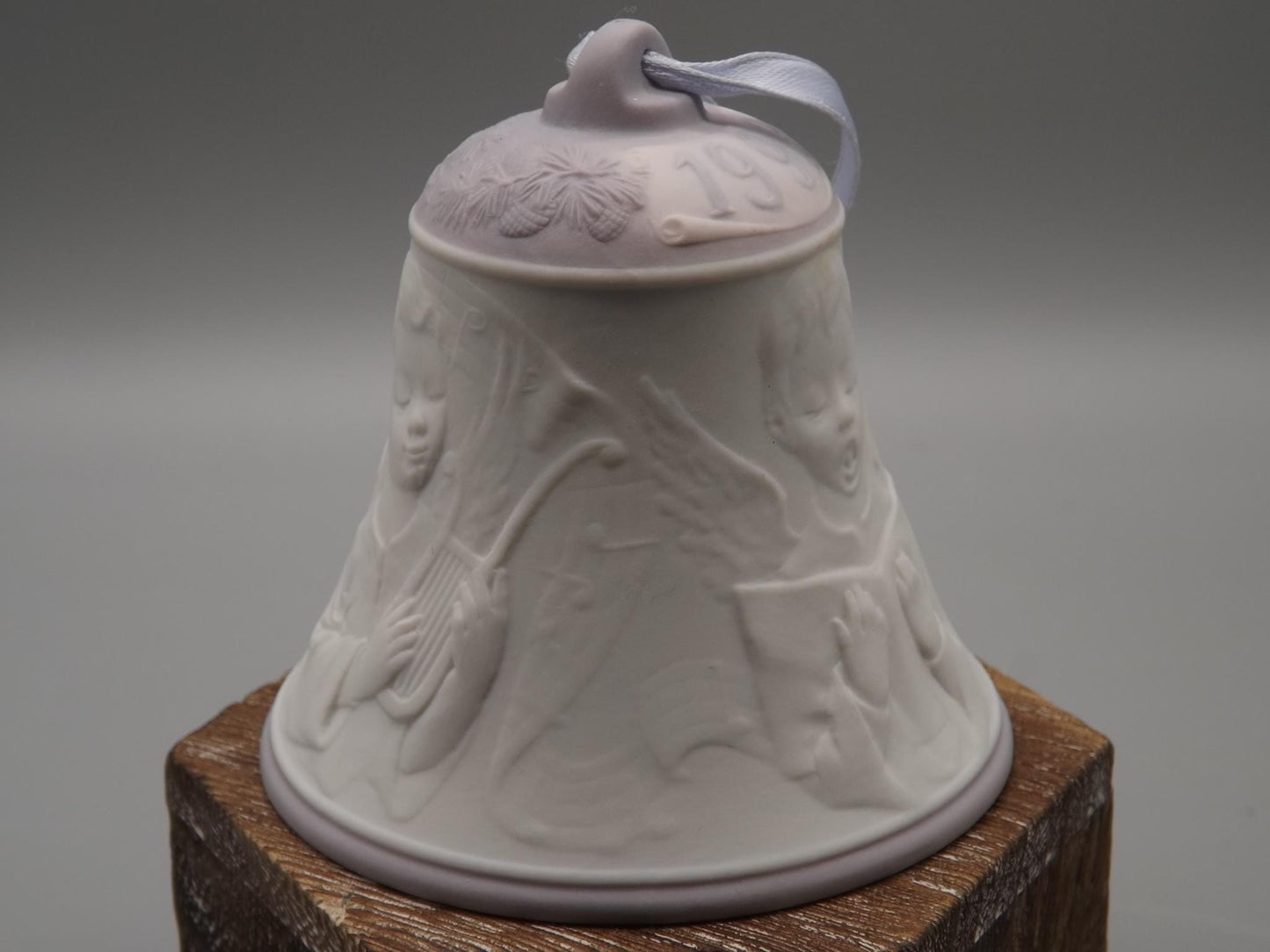 Vintage 1999 Lladro Christmas ornament bell Figurine #16636 (1999) with Box.