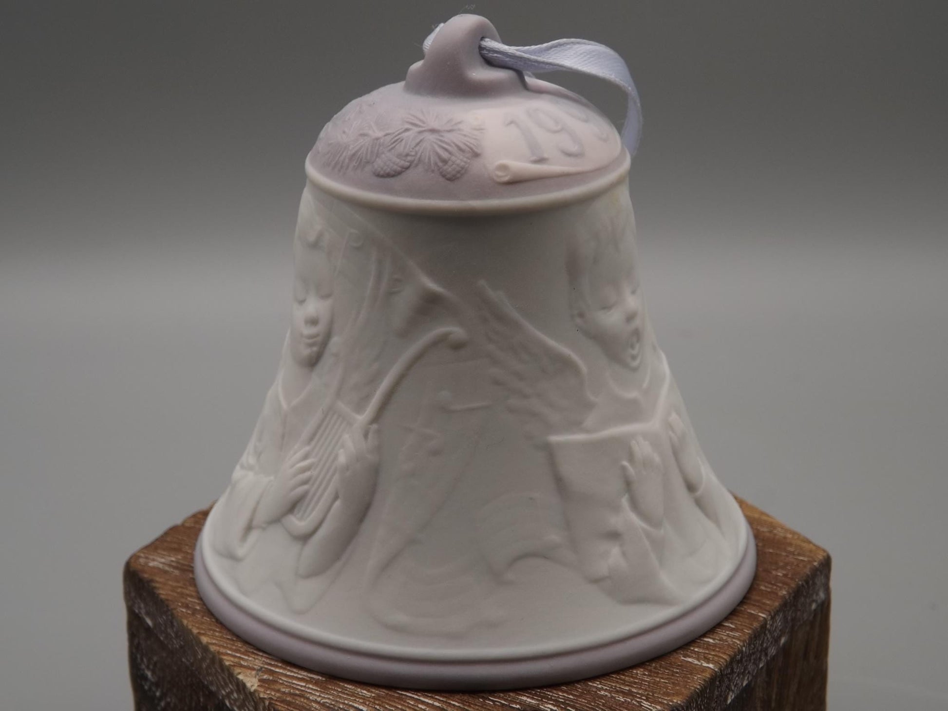 Vintage 1999 Lladro Christmas ornament bell Figurine #16636 (1999) with Box.