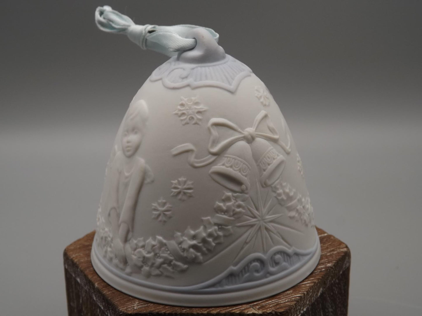 Vintage 2000 Lladro Christmas ornament bell Figurine #16700 (2000) with Box.