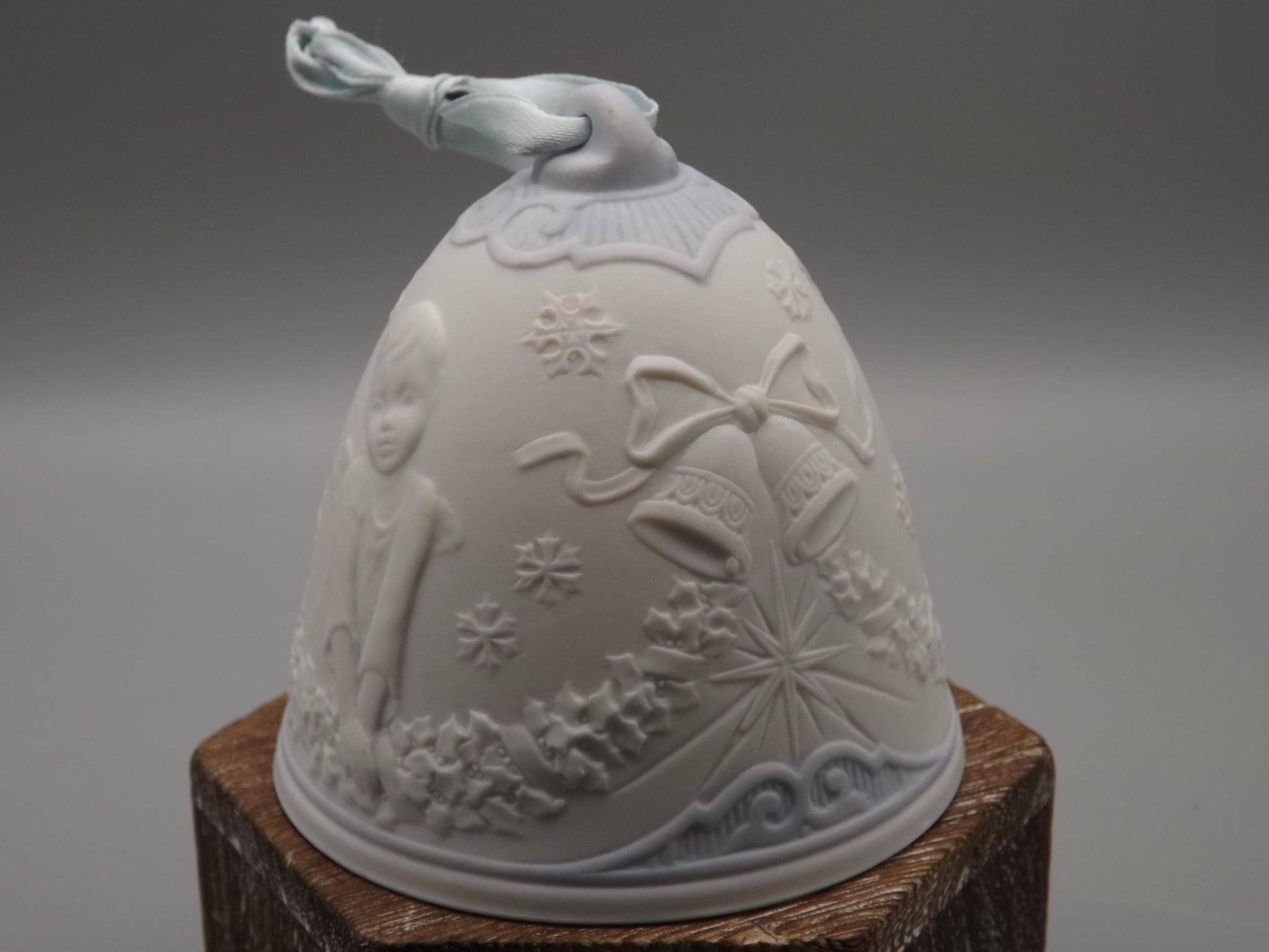 Vintage 2000 Lladro Christmas ornament bell Figurine #16700 (2000) with Box.