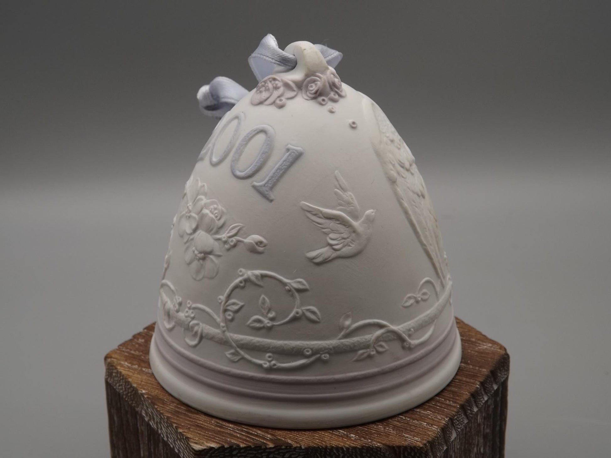 Vintage Lladro Christmas ornament bell Figurine #16718 (2001) with Box.