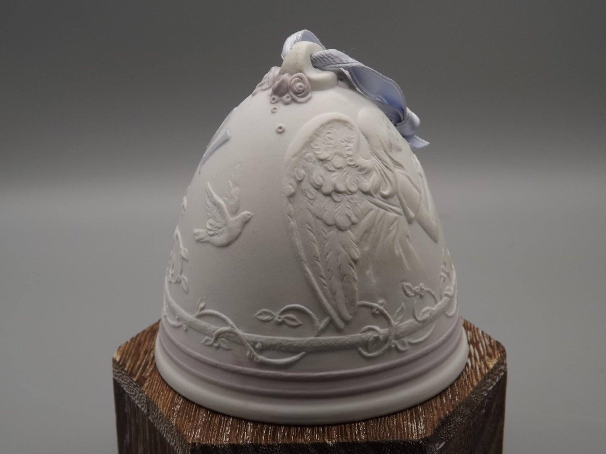 Vintage Lladro Christmas ornament bell Figurine #16718 (2001) with Box.