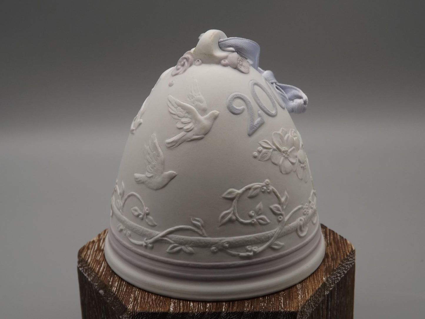 Vintage Lladro Christmas ornament bell Figurine #16718 (2001) with Box.