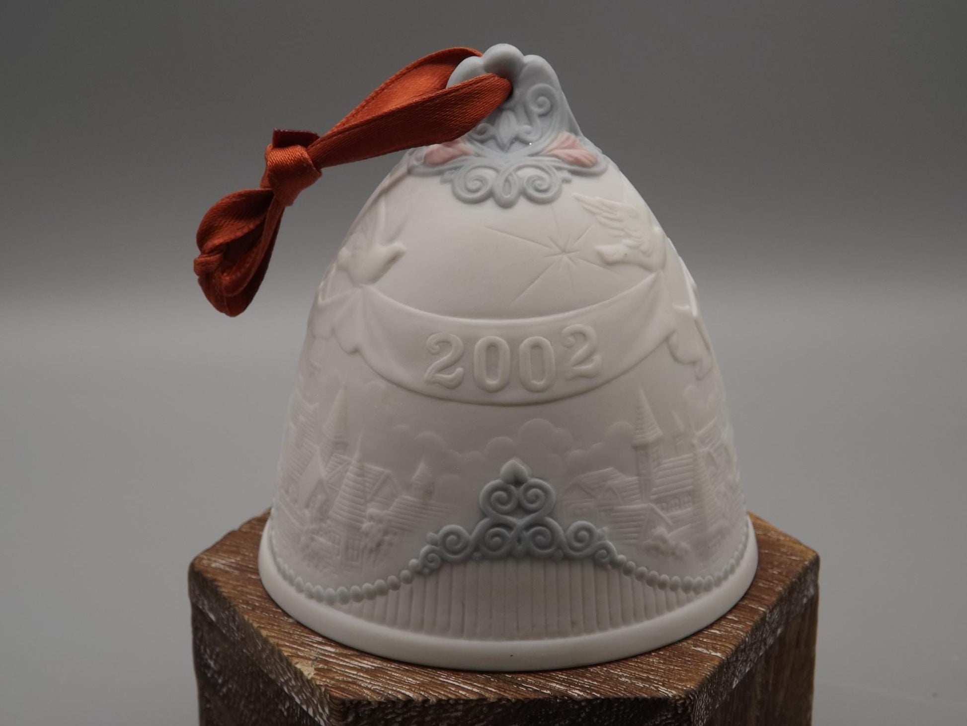 Vintage Lladro Christmas ornament bell Figurine #16723 (2002) with Box.