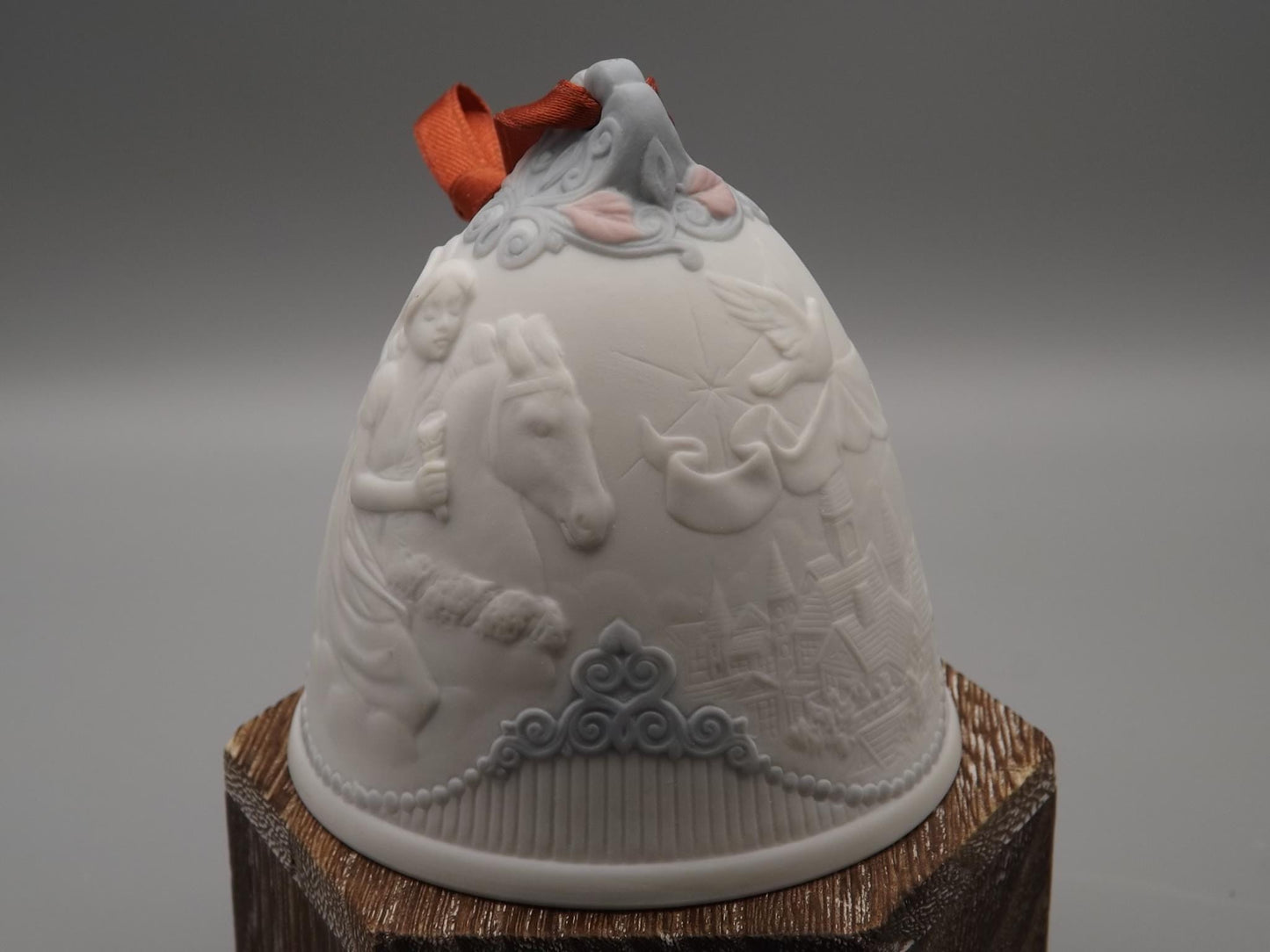 Vintage Lladro Christmas ornament bell Figurine #16723 (2002) with Box.