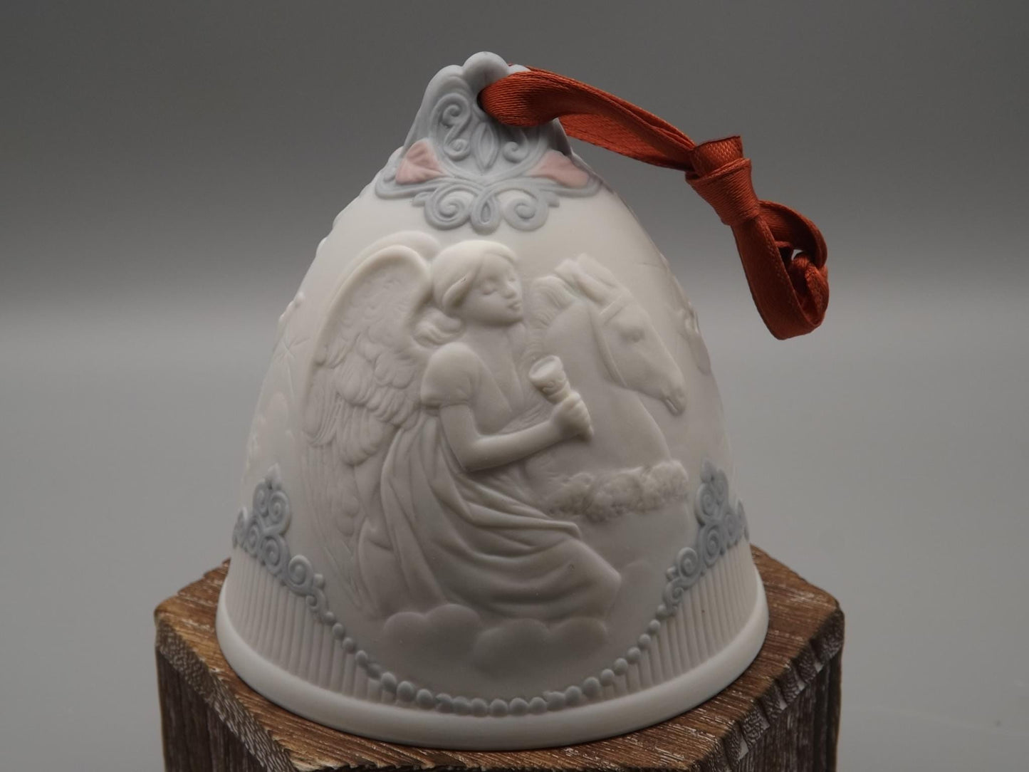 Vintage Lladro Christmas ornament bell Figurine #16723 (2002) with Box.