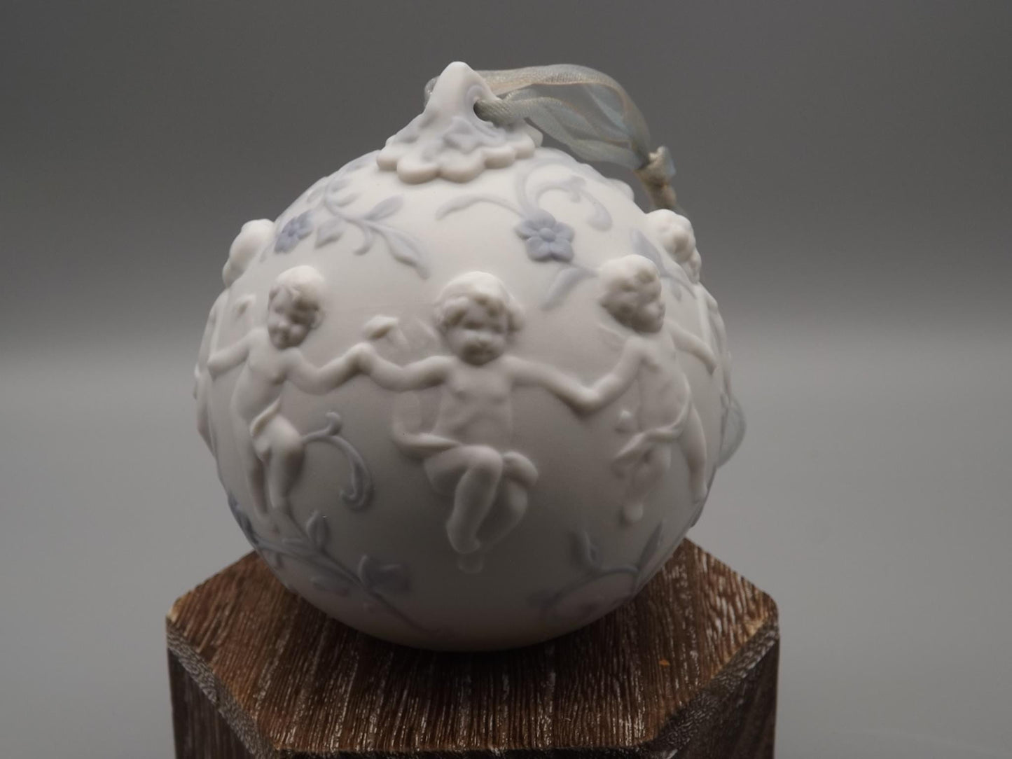 Vintage Lladro Christmas ornament bell Figurine #16736 (2004) with Box.