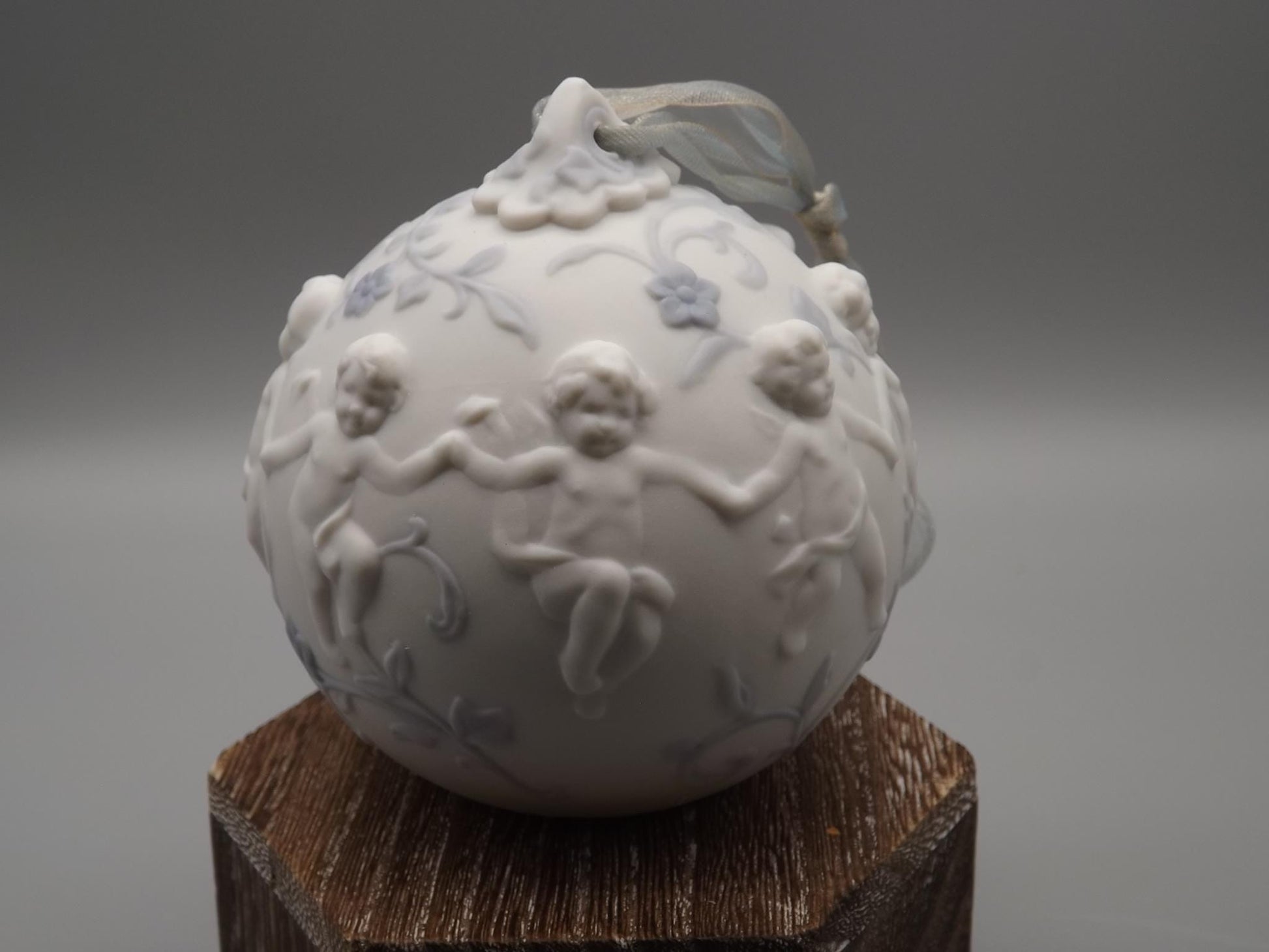 Vintage Lladro Christmas ornament bell Figurine #16736 (2004) with Box.