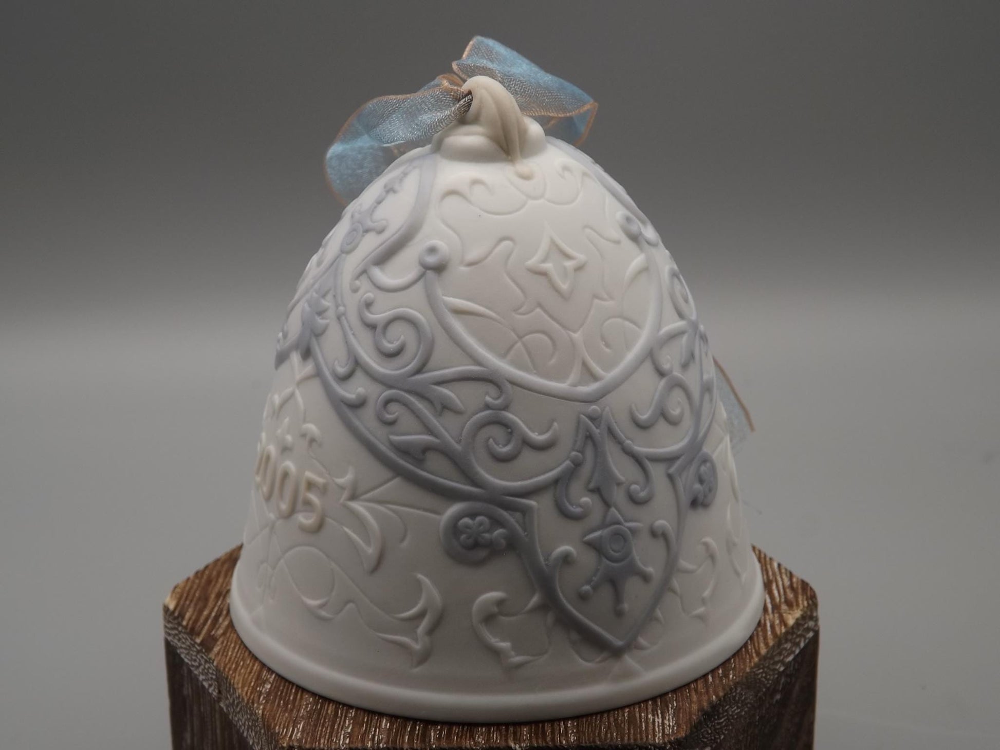 Vintage Lladro Christmas ornament bell Figurine #18125 (2005) with Box.