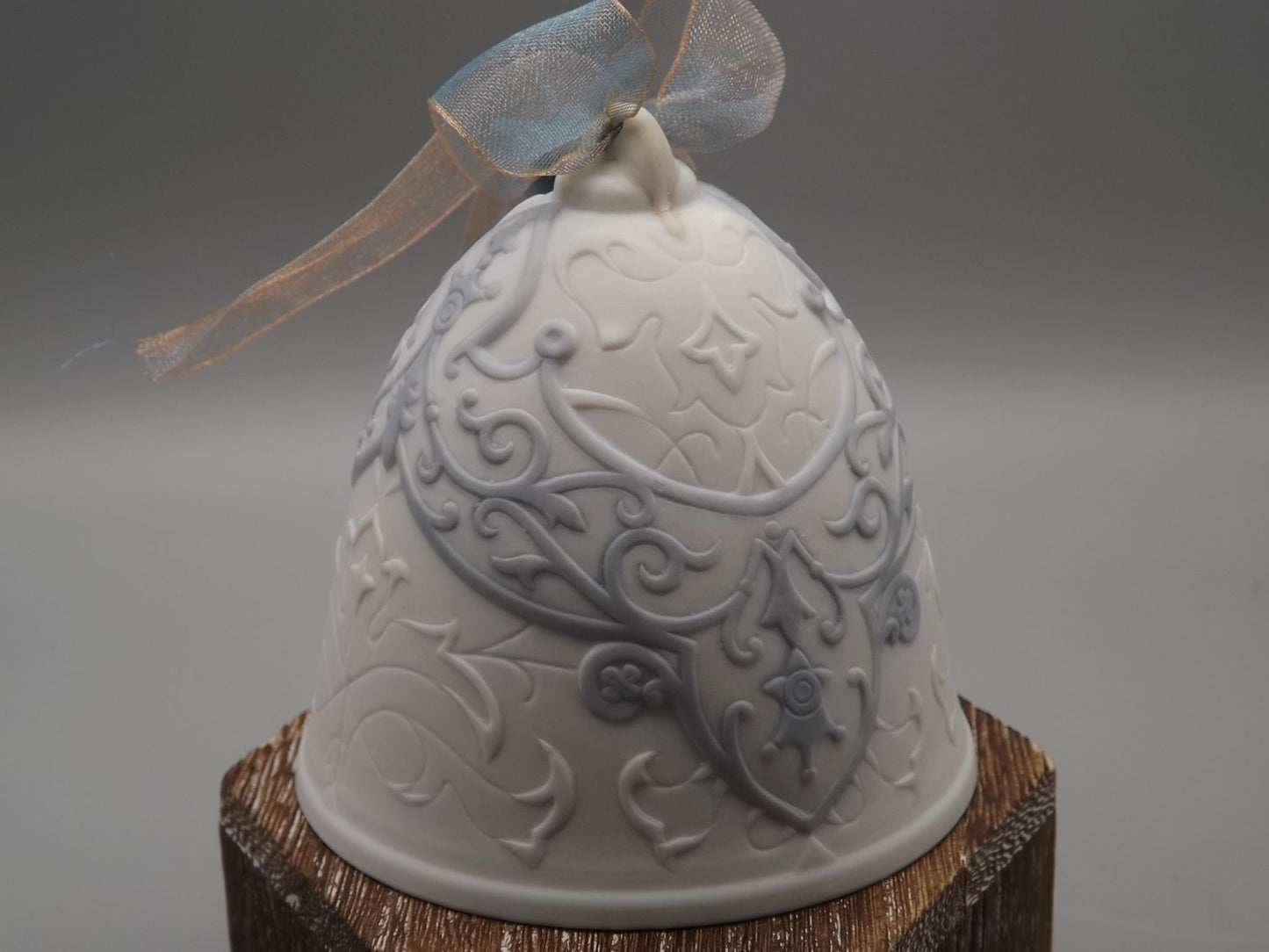 Vintage Lladro Christmas ornament bell Figurine #18125 (2005) with Box.