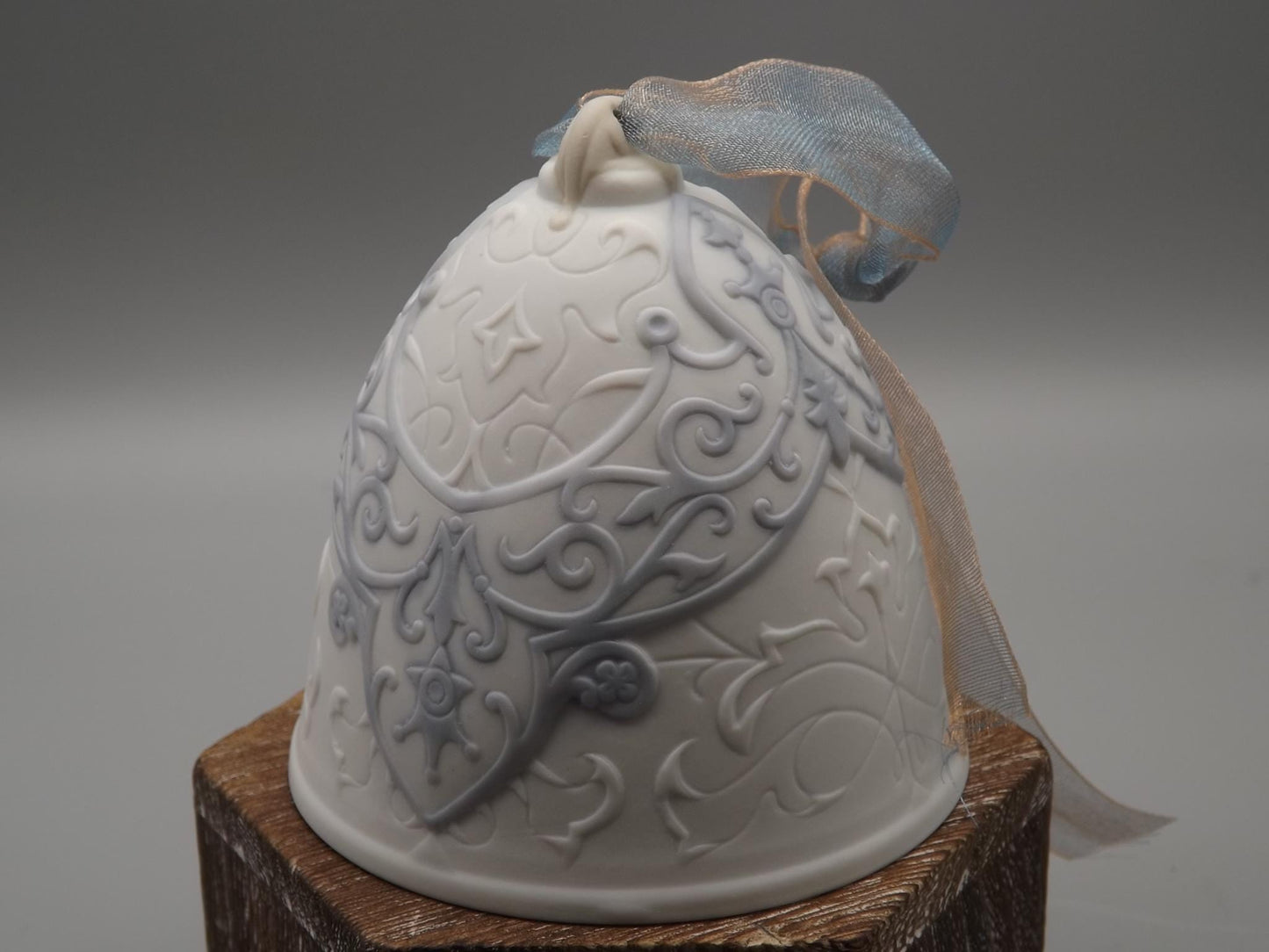 Vintage Lladro Christmas ornament bell Figurine #18125 (2005) with Box.