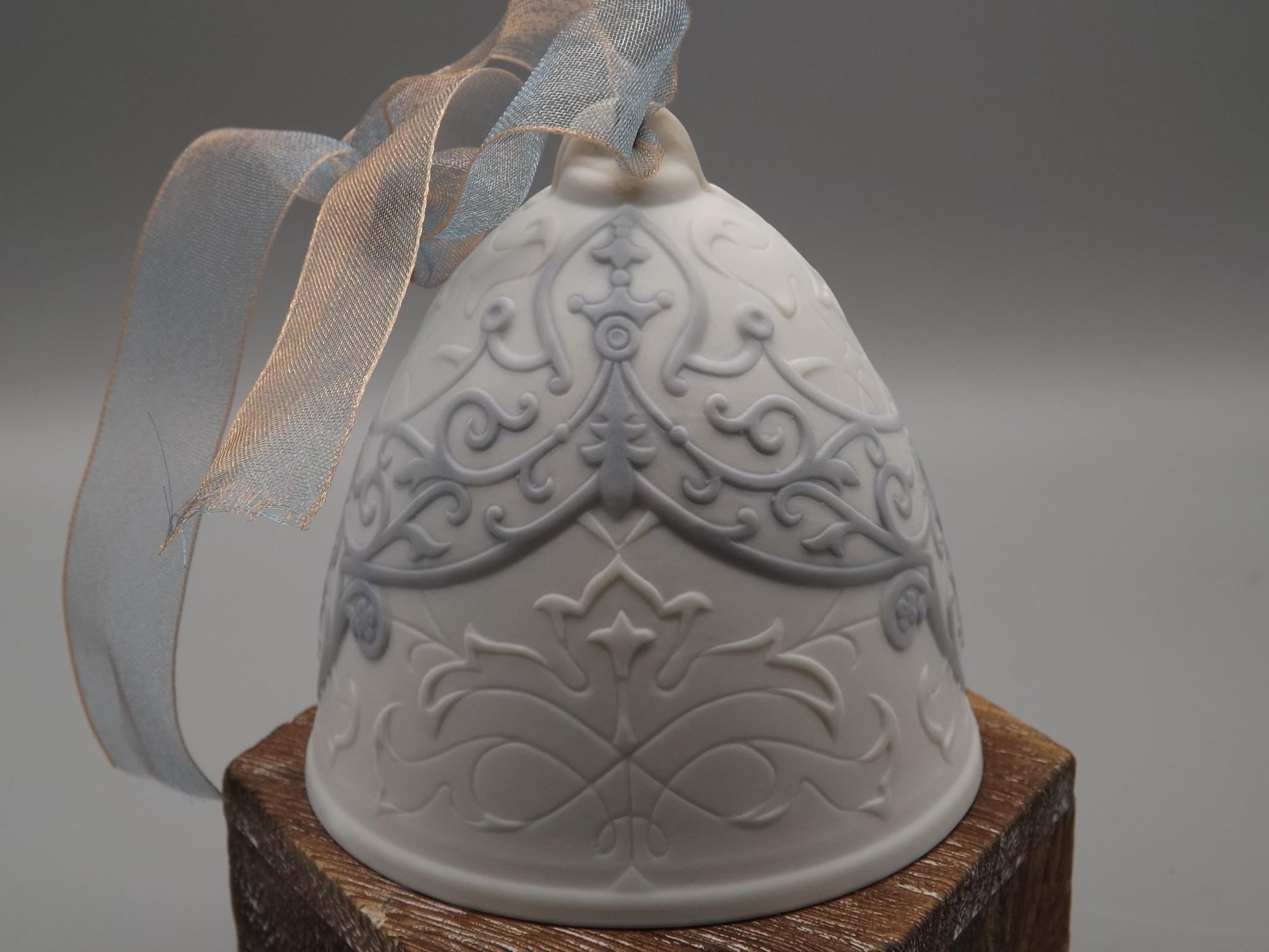 Vintage Lladro Christmas ornament bell Figurine #18125 (2005) with Box.