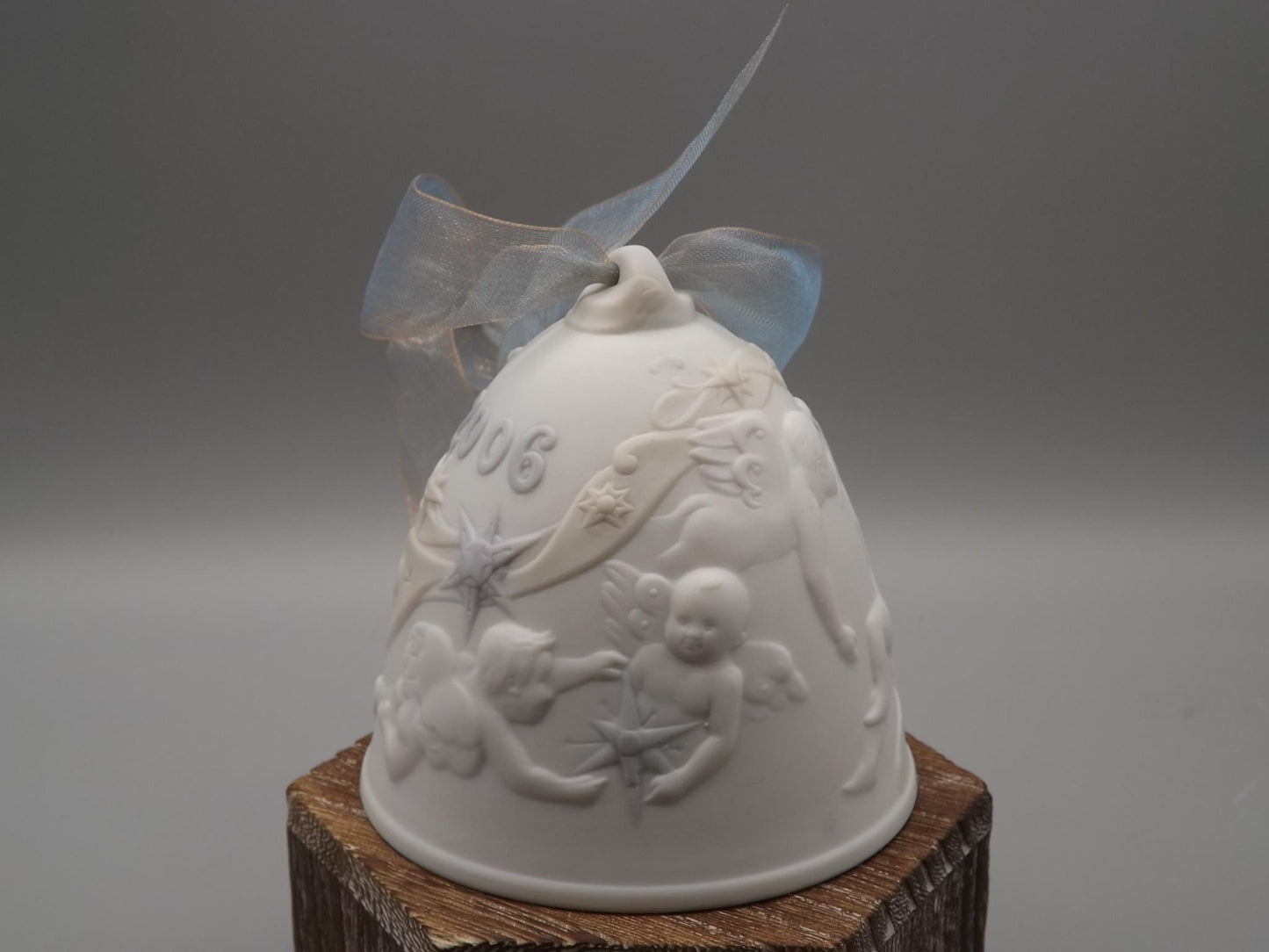 Vintage Lladro Christmas ornament bell Figurine #18222 with Box.