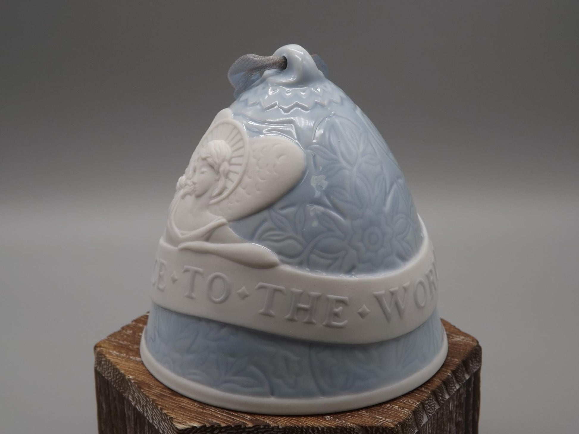 Vintage Lladro Christmas ornament bell Figurine #18310 with Box.