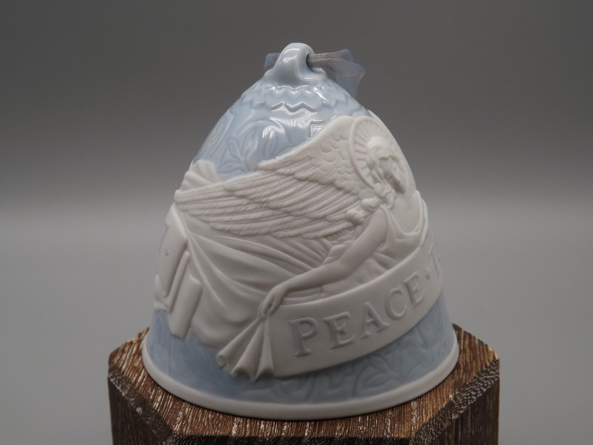 Vintage Lladro Christmas ornament bell Figurine #18310 with Box.