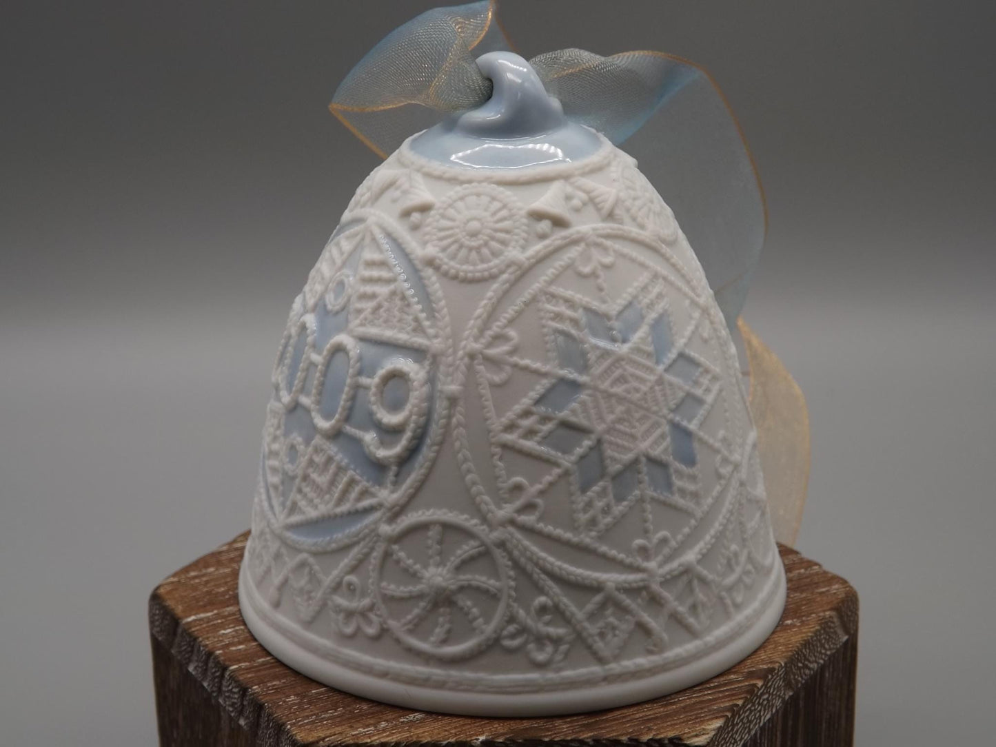 Vintage Lladro Christmas ornament bell Figurine #7162 with Box.