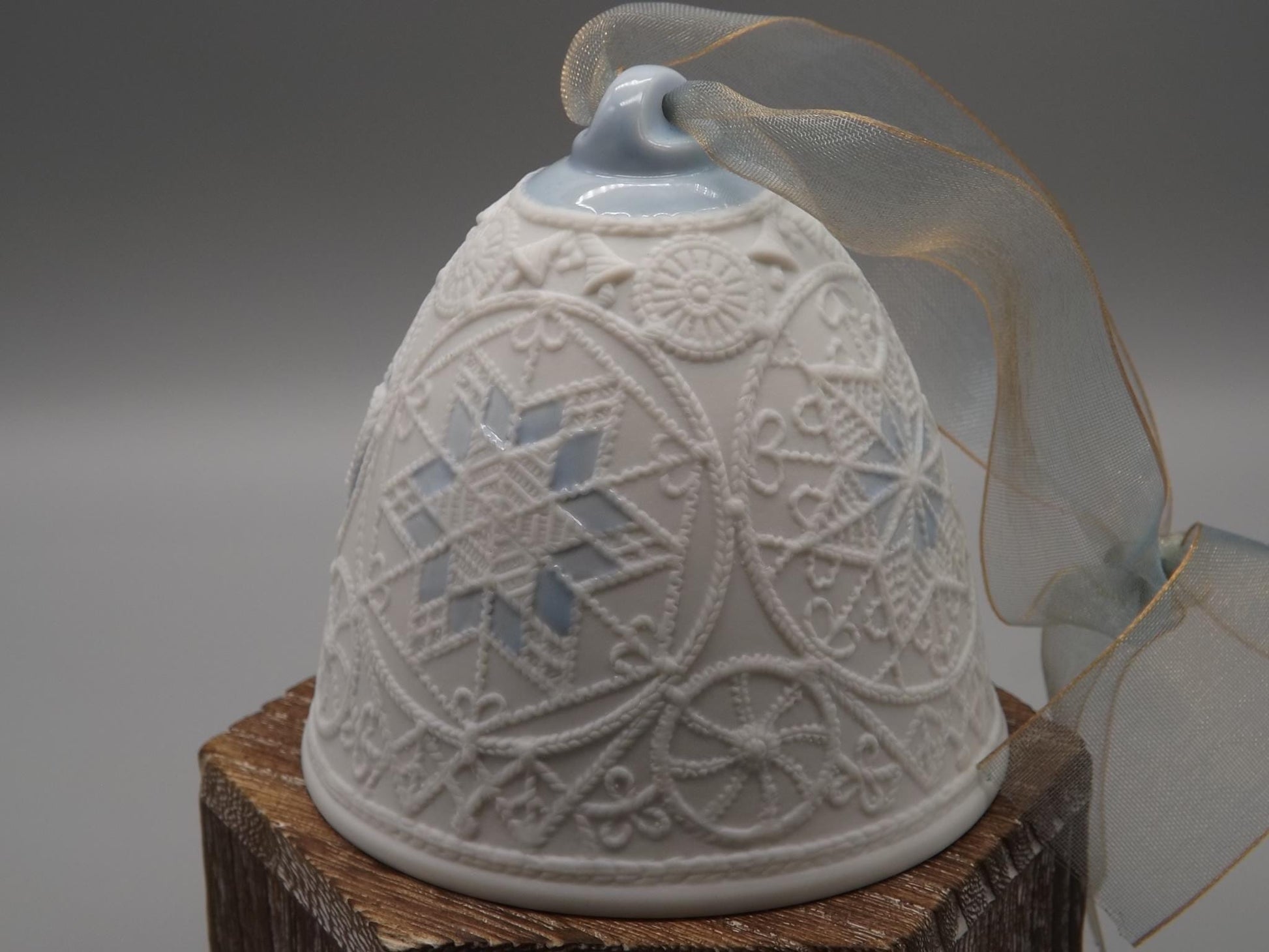 Vintage Lladro Christmas ornament bell Figurine #7162 with Box.