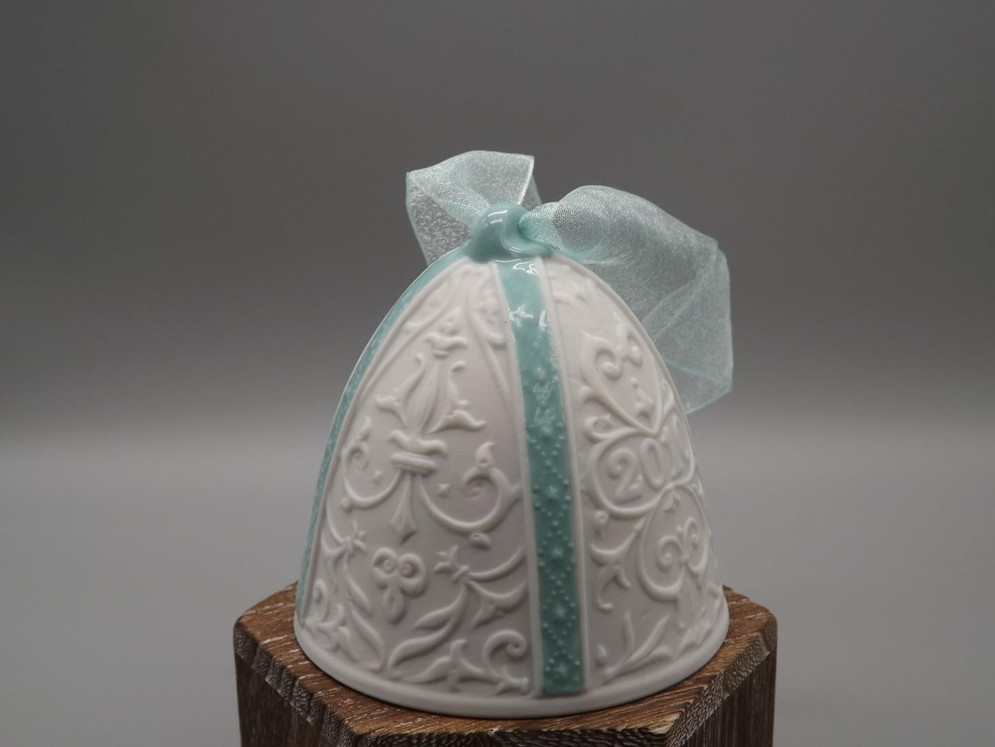 Vintage Lladro Christmas ornament bell Figurine #18340 with Box.