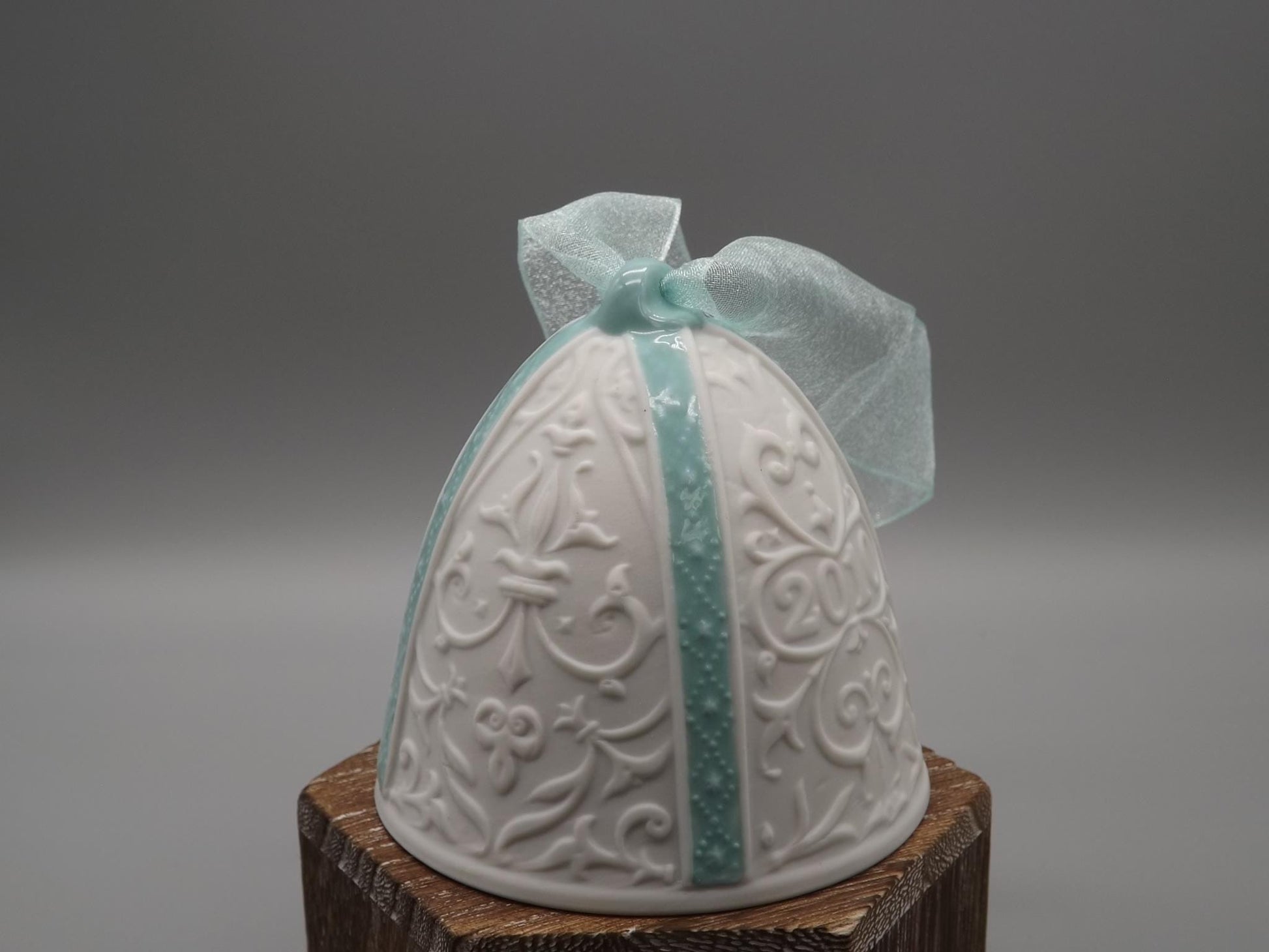 Vintage Lladro Christmas ornament bell Figurine #18340 with Box.