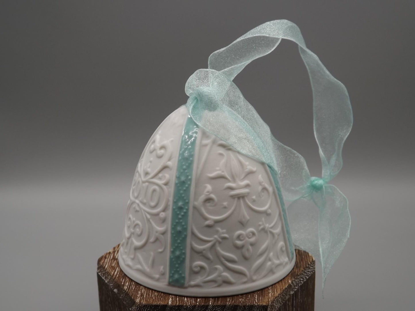 Vintage Lladro Christmas ornament bell Figurine #18340 with Box.