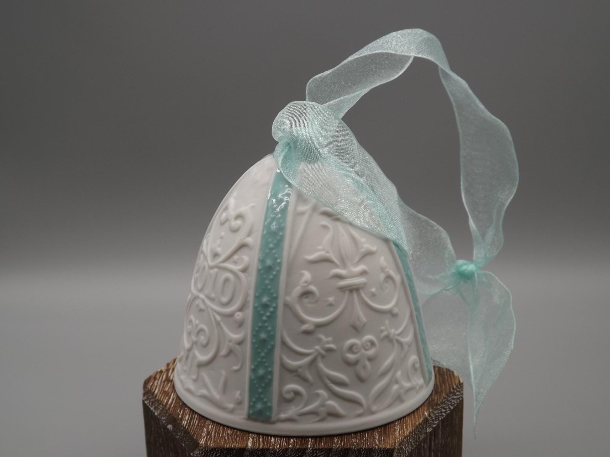 Vintage Lladro Christmas ornament bell Figurine #18340 with Box.