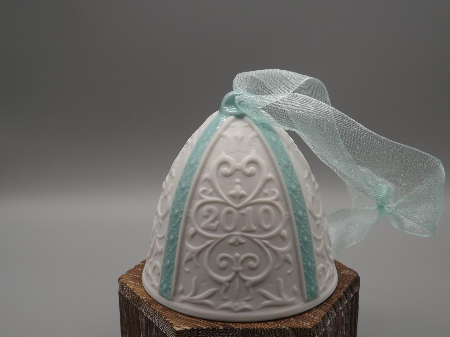 Vintage Lladro Christmas ornament bell Figurine #18340 with Box.