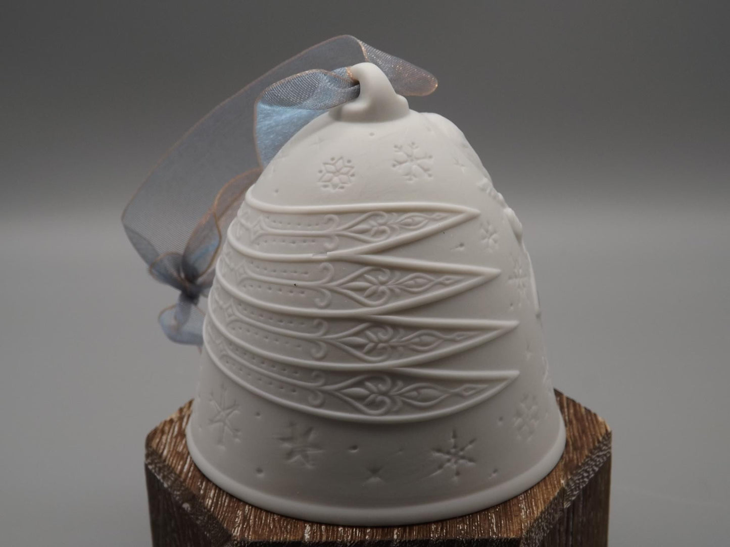 Vintage Lladro Christmas ornament bell Figurine #18376 with Box.