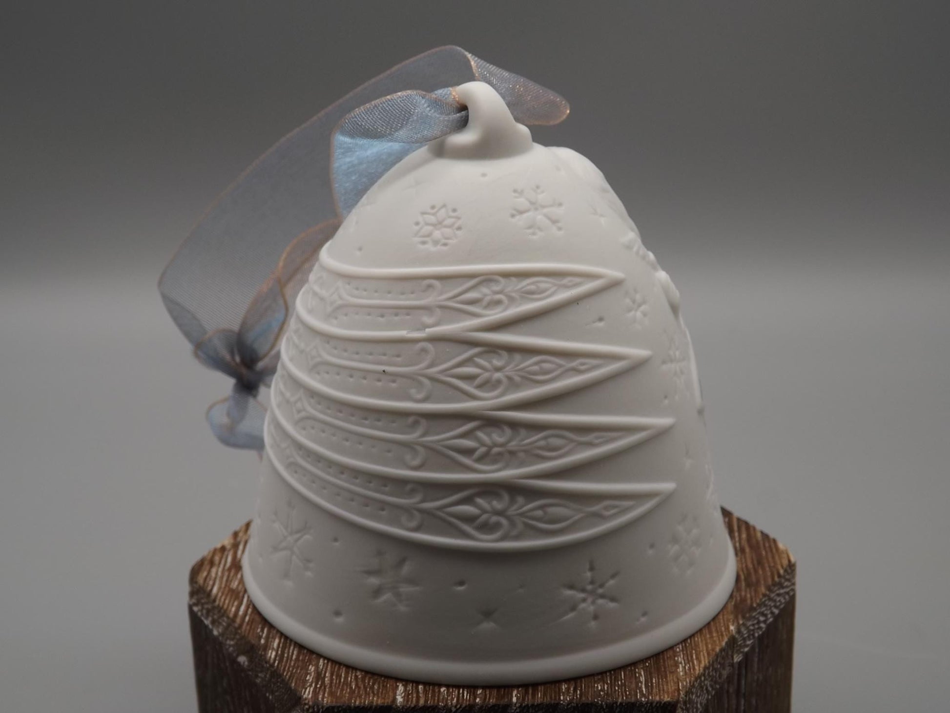 Vintage Lladro Christmas ornament bell Figurine #18376 with Box.