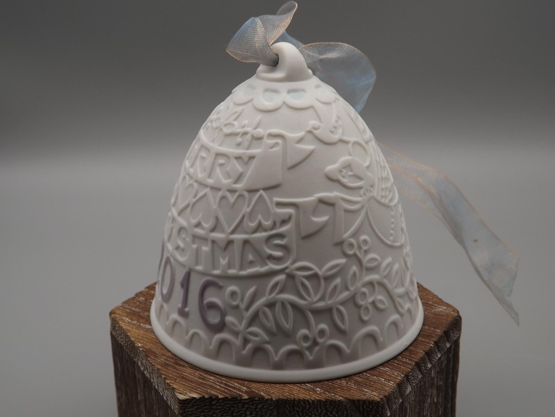 Vintage Lladro Christmas ornament bell Figurine #18409 with Box.