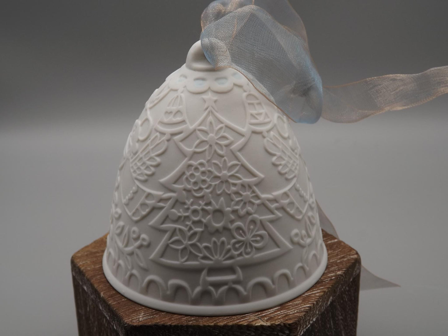 Vintage Lladro Christmas ornament bell Figurine #18409 with Box.