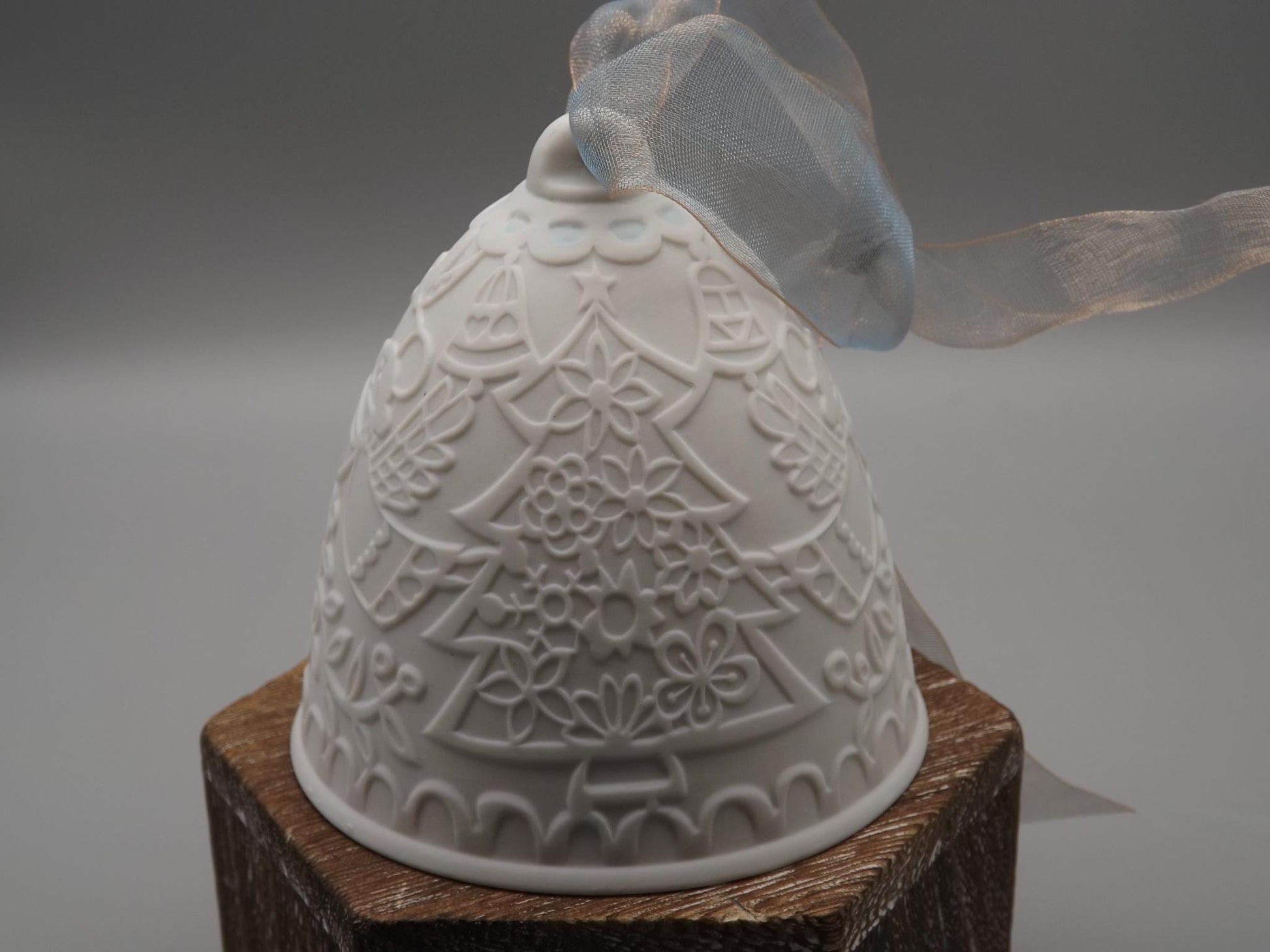 Vintage Lladro Christmas ornament bell Figurine #18409 with Box.