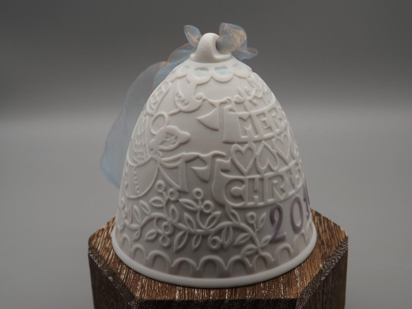 Vintage Lladro Christmas ornament bell Figurine #18409 with Box.