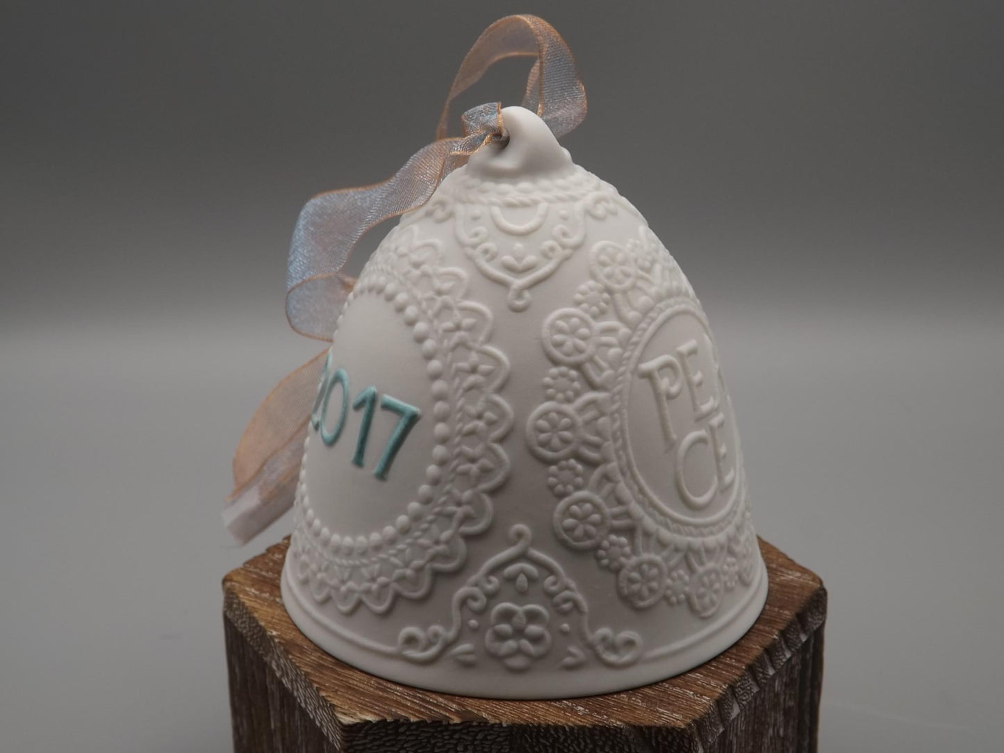 Vintage Lladro Christmas ornament bell Figurine #18426 with Box.