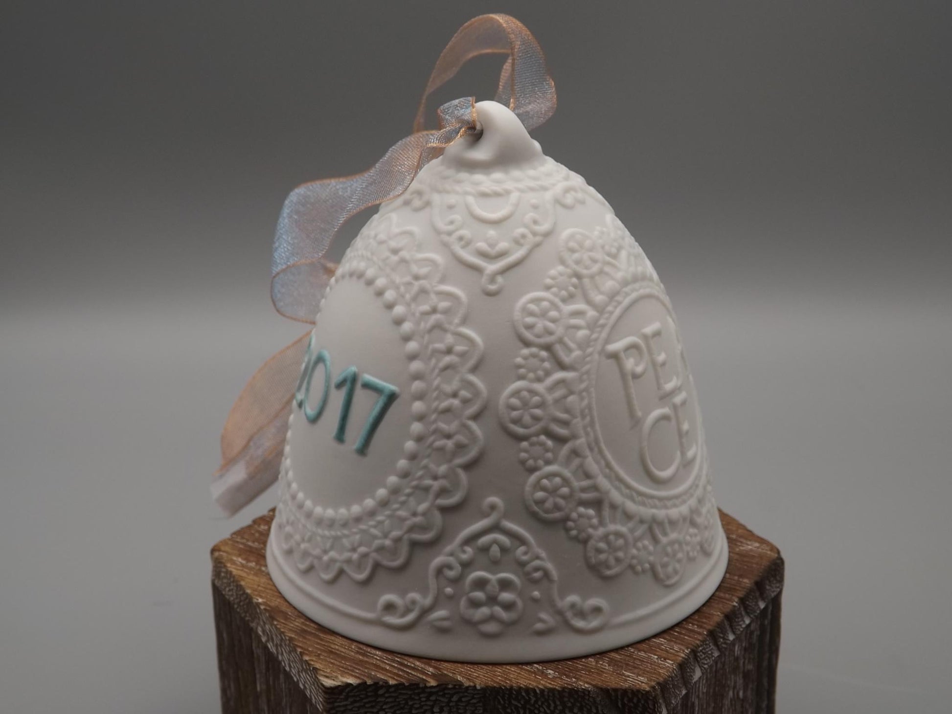 Vintage Lladro Christmas ornament bell Figurine #18426 with Box.