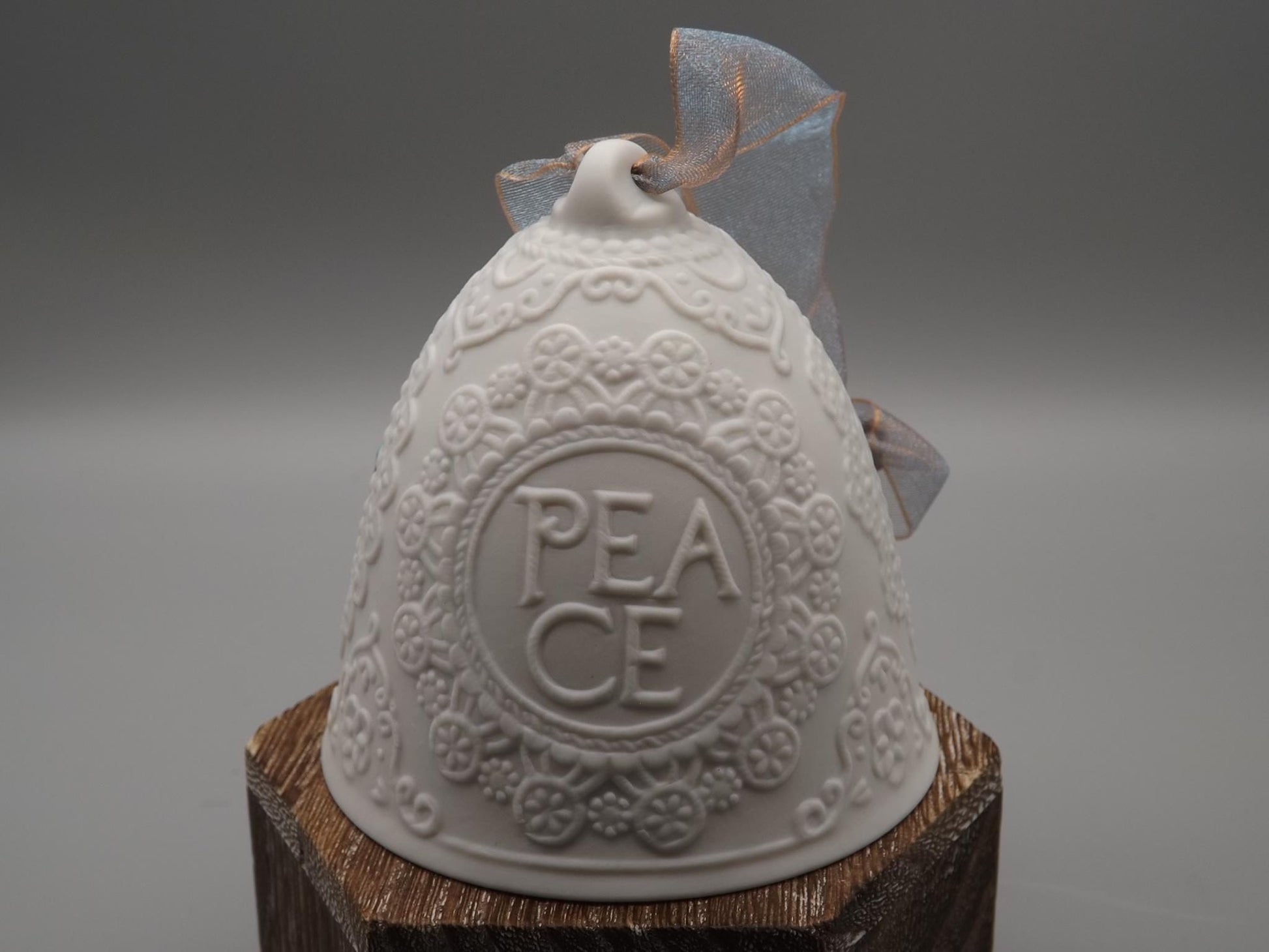 Vintage Lladro Christmas ornament bell Figurine #18426 with Box.