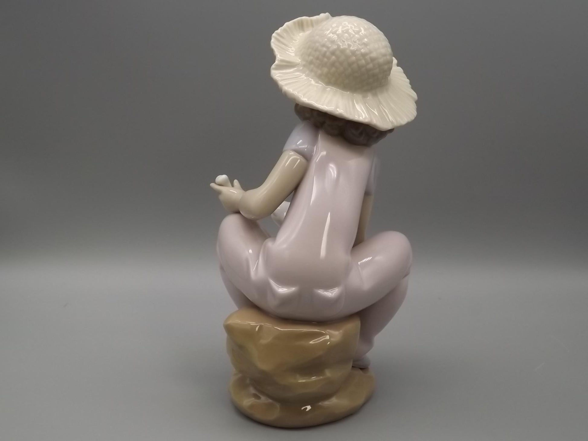 Vintage Lladro "Friends Forever" Figurine: Girl with her pet, #6680 (1999, with Box)