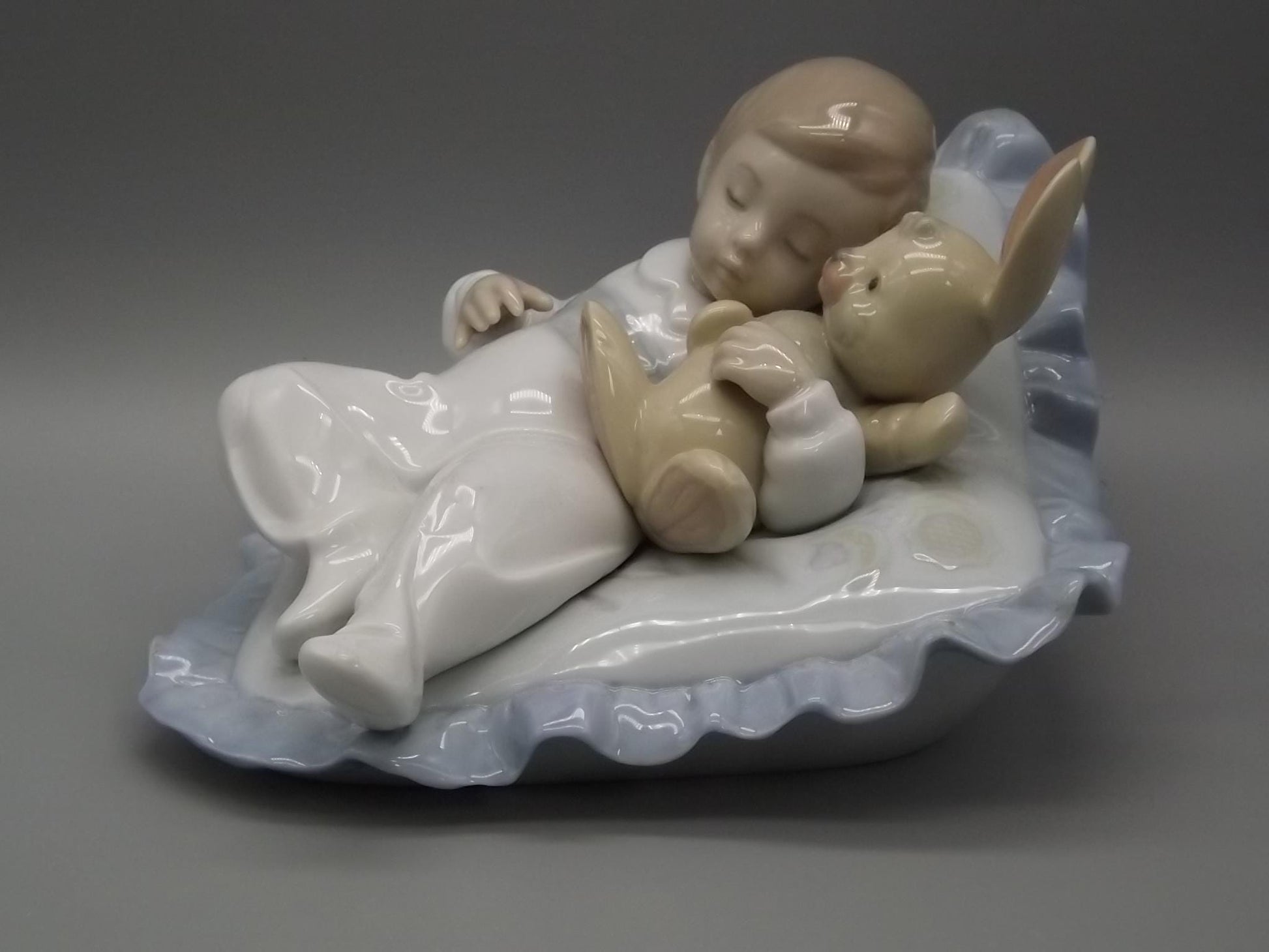 Vintage Lladro "Taking A Snooze" Baby sleeping on a pillow, #6791 (2001, with Box)