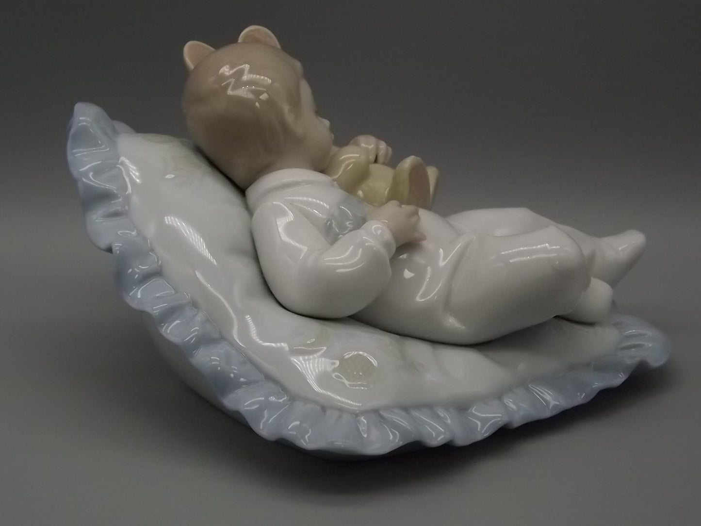 Vintage Lladro "Taking A Snooze" Baby sleeping on a pillow, #6791 (2001, with Box)